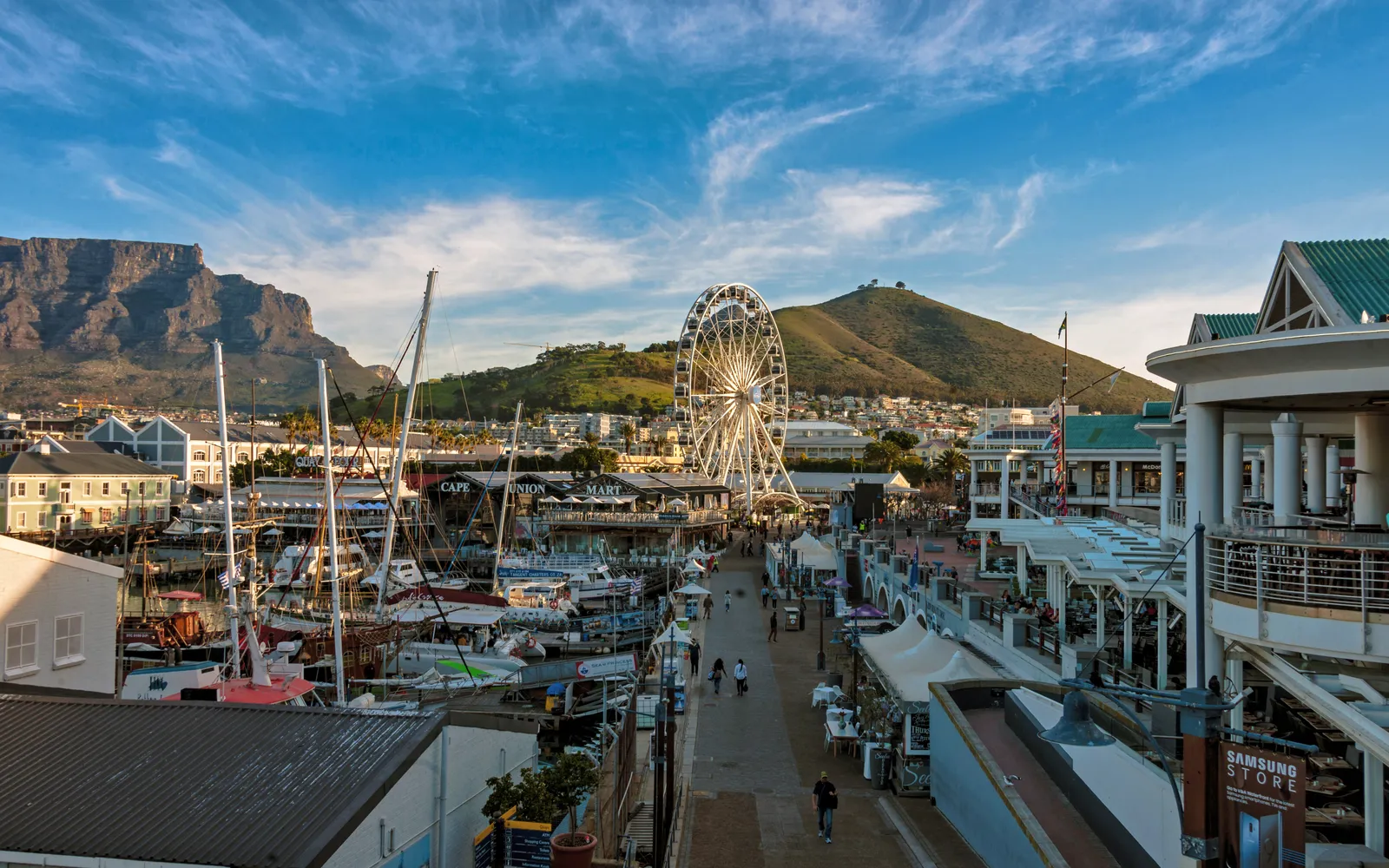 ท่าเรือ V&A Waterfront พร้อมชิงช้าสวรรค์และวิว Signal Hill