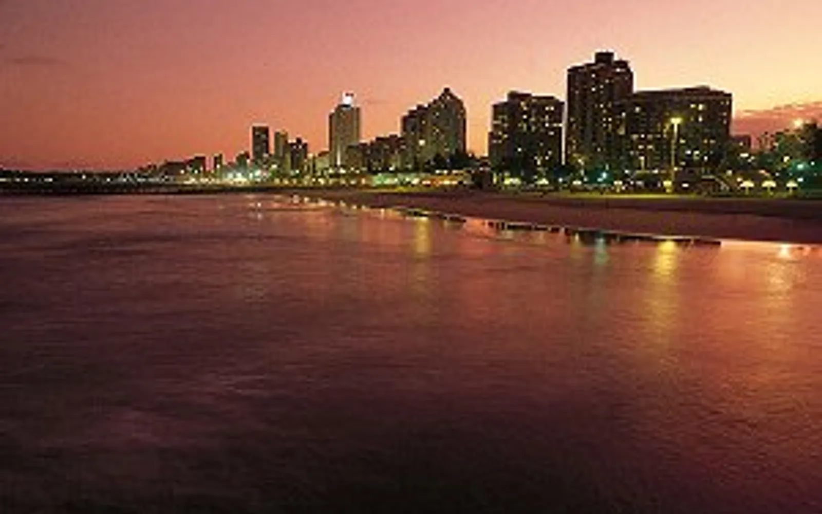 ชายหาดทรายทองและทางเดินเลียบทะเล Golden Mile ยามเย็น