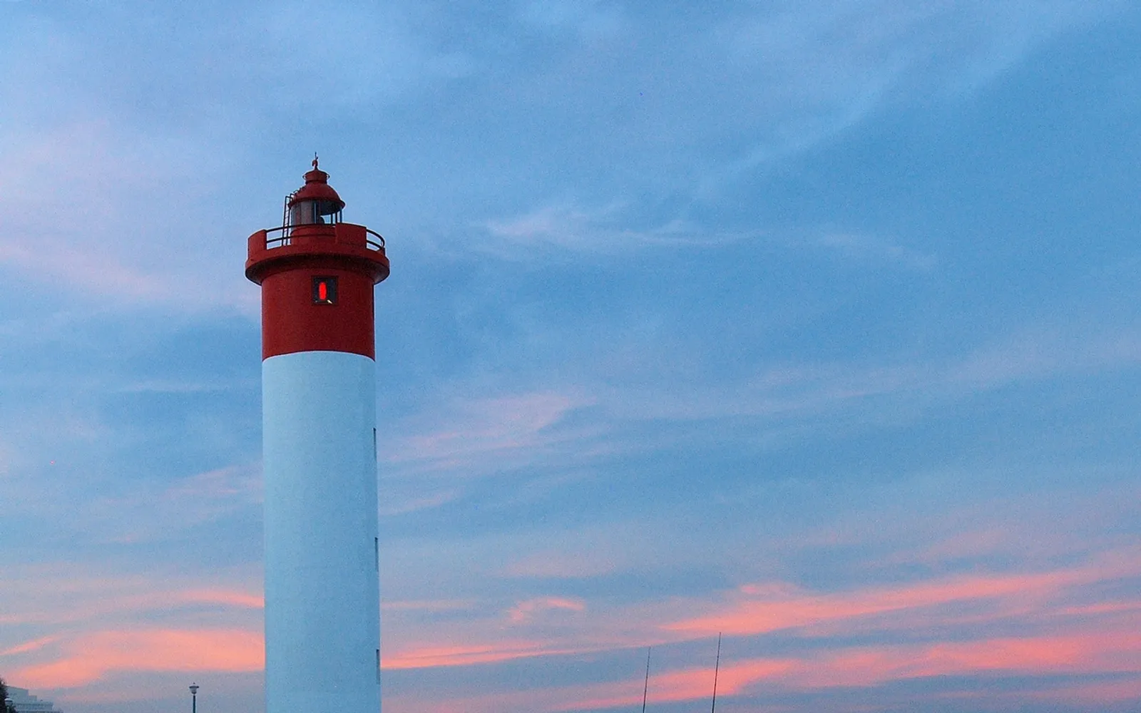 ประภาคารสีแดงขาวบนชายหาดอุมห์ลังกา