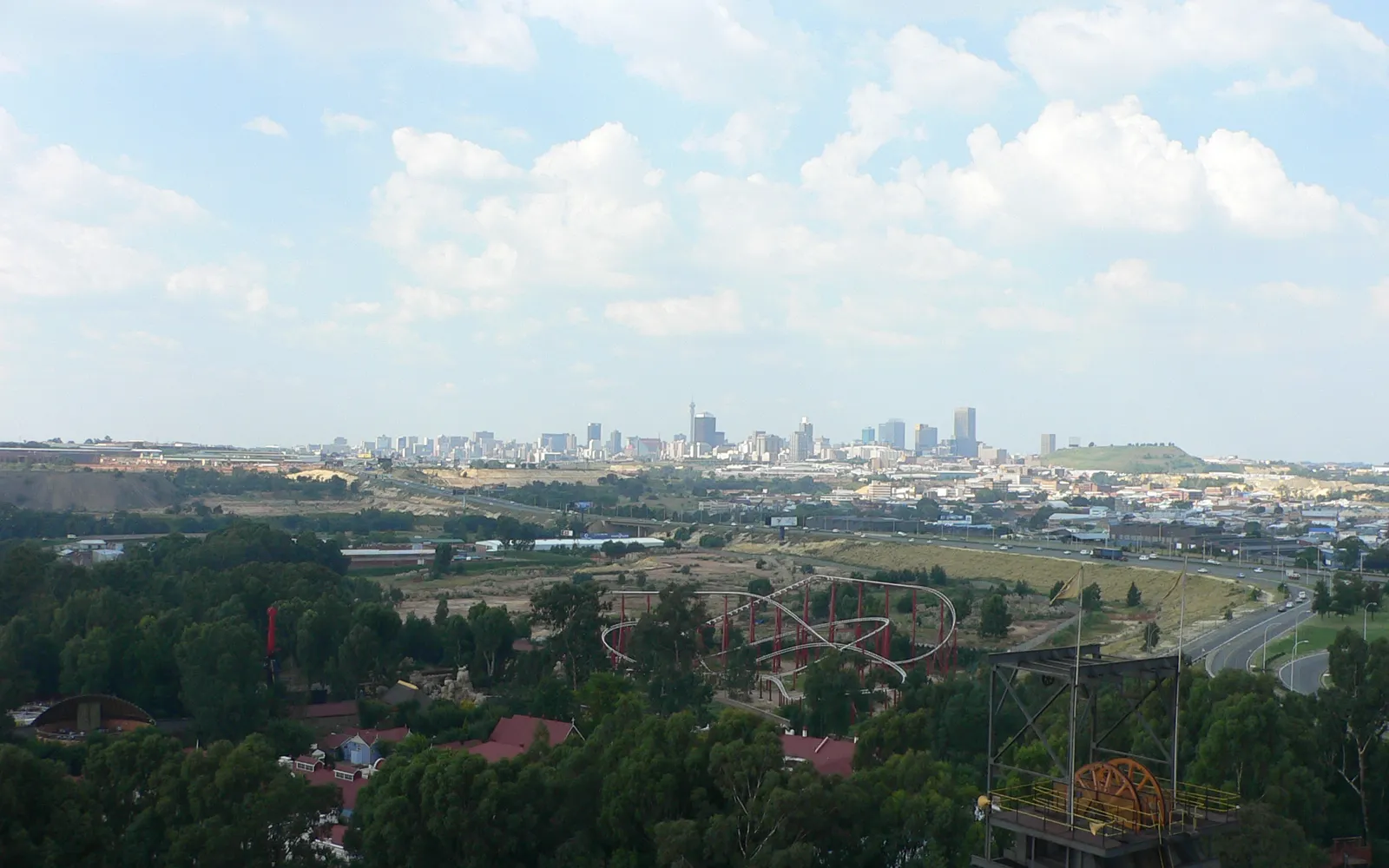ชิงช้าสวรรค์และเครื่องเล่นที่สวนสนุก Gold Reef City