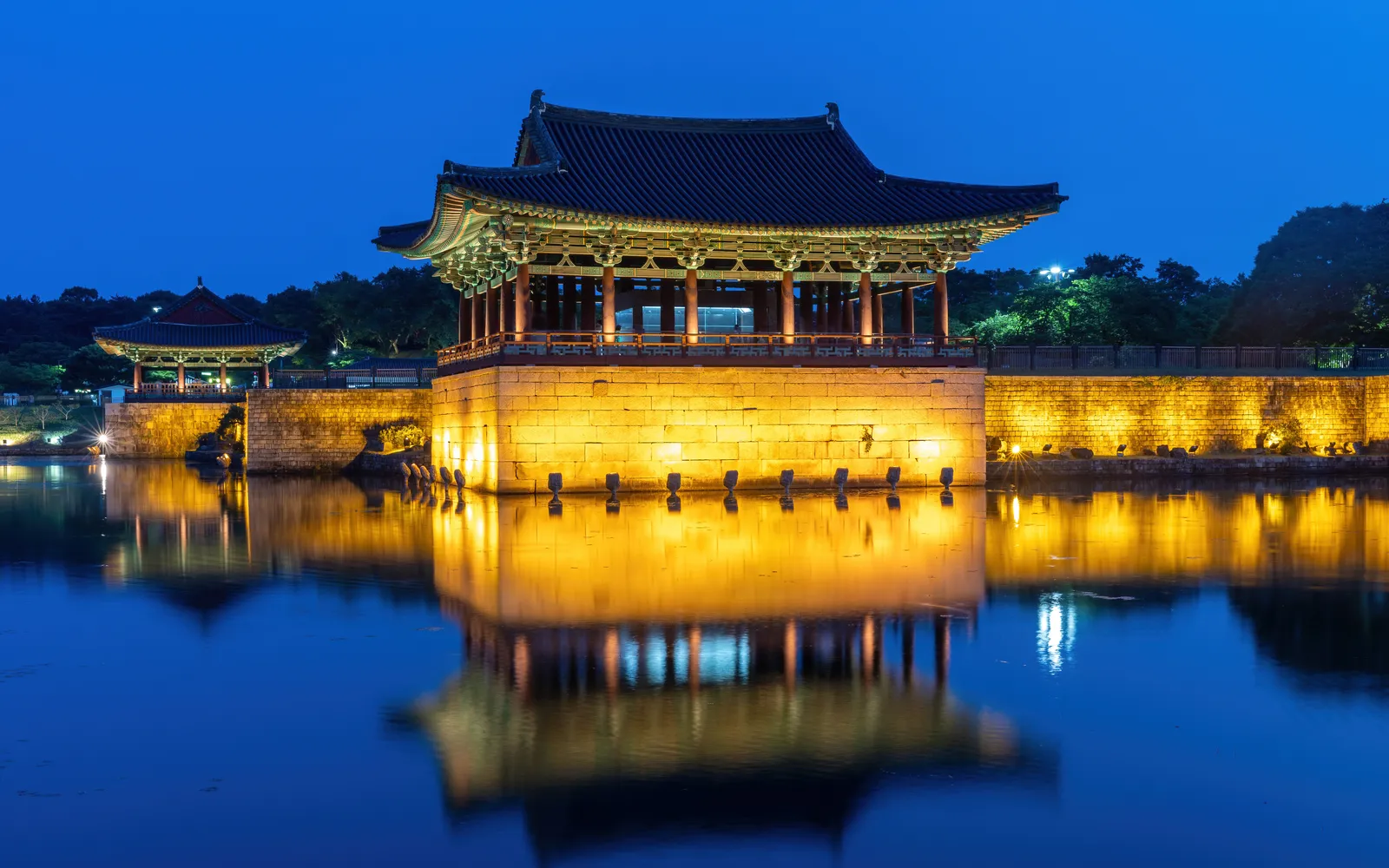อาคารพระราชวังดองกุงสะท้อนในน้ำของอ่างอาหนัปจิยามค่ำคืนเปล่งแสงสวยงาม