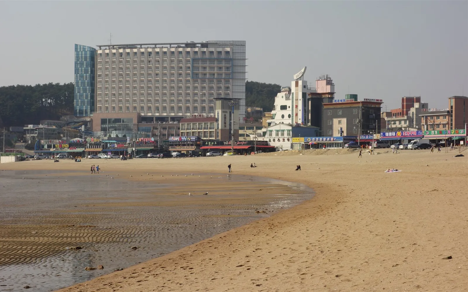 ชายหาดทรายขาวอึววังนีบนเกาะยองจงโด ยามพระอาทิตย์ตก