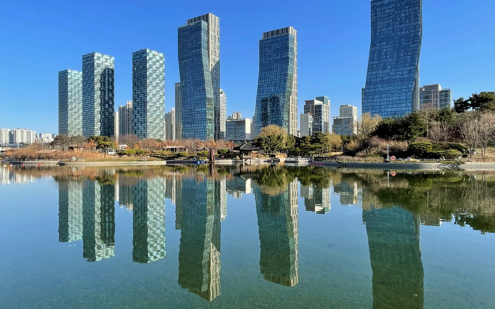 คลองน้ำทะเลและสวนสาธารณะกลางเมือง Songdo ยามโพล้เพล้