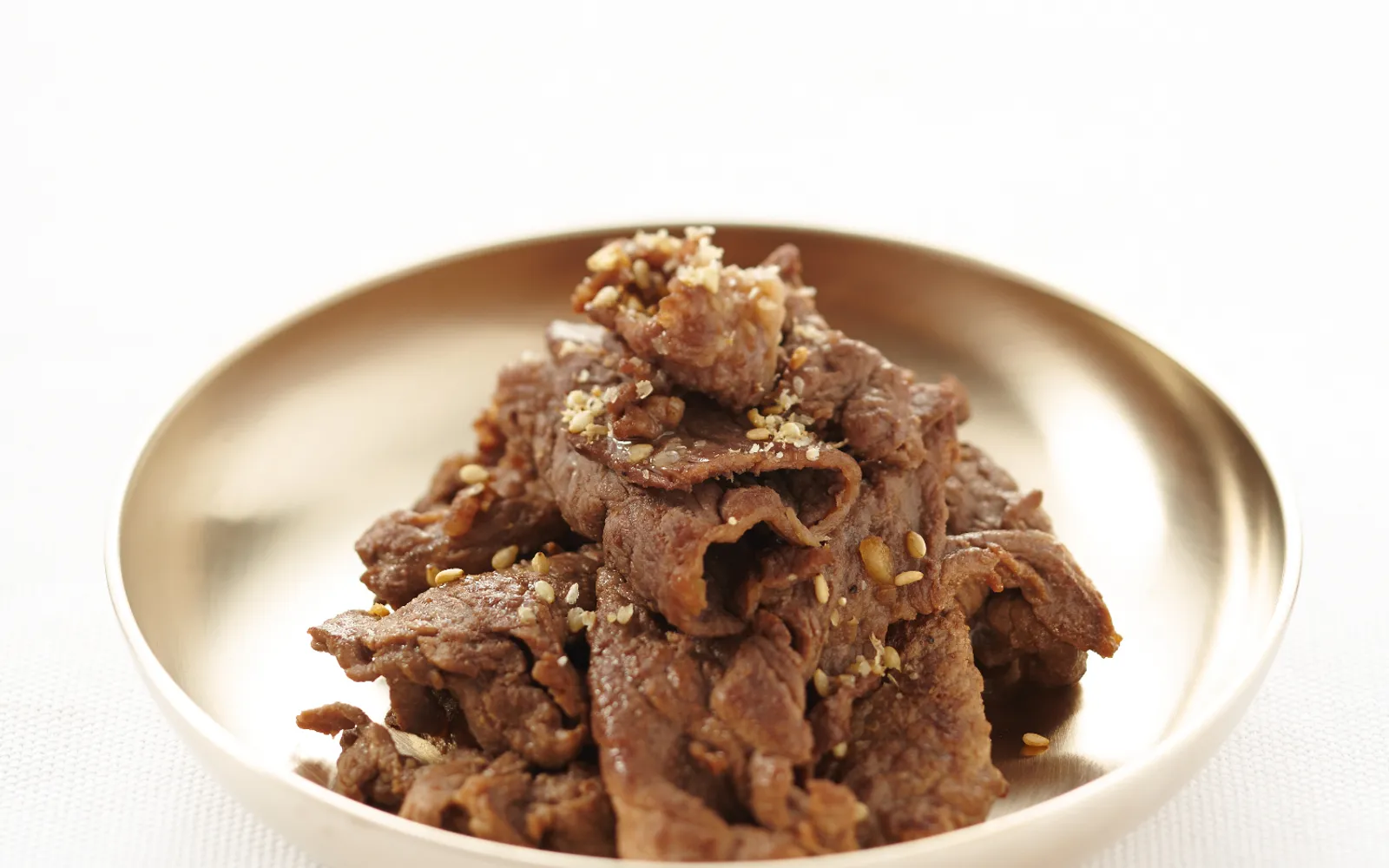 เนื้อวัวหมักซอสหวานย่างบนเตา Bulgogi พร้อมผักและเห็ดบนกระทะเหล็ก
