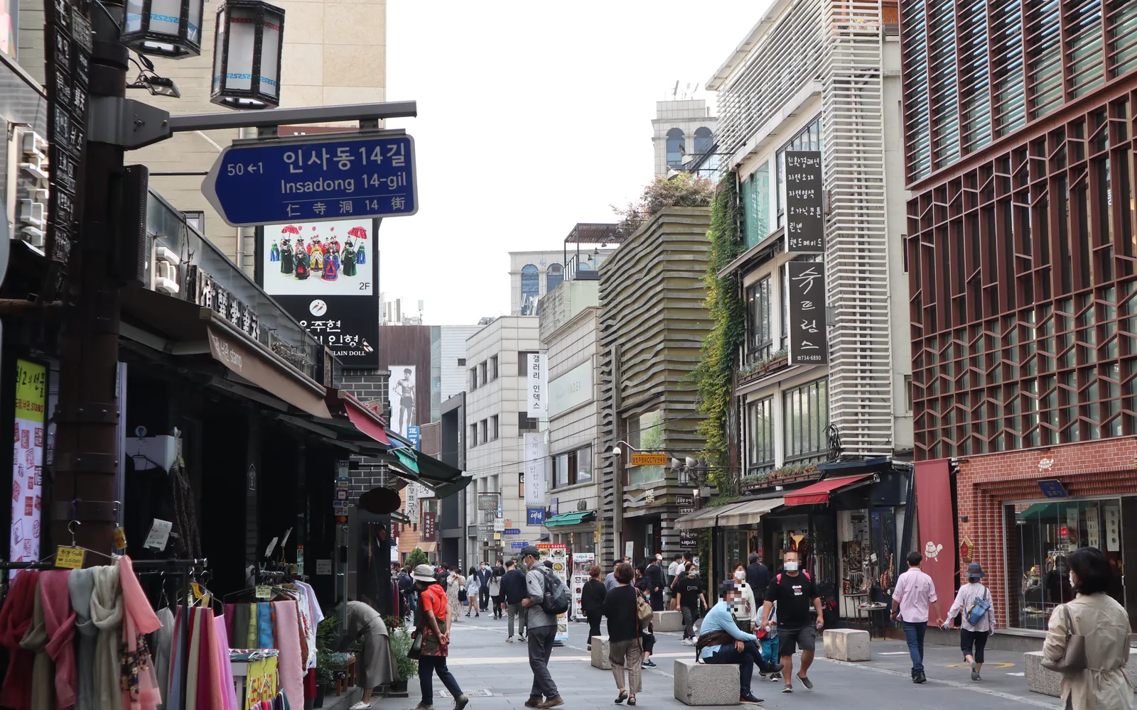 ถนนอินซาดงเต็มไปด้วยแกลเลอรีศิลปะ ร้านหัตถกรรม และคาเฟ่แบบดั้งเดิมในบรรยากาศเงียบสงบ