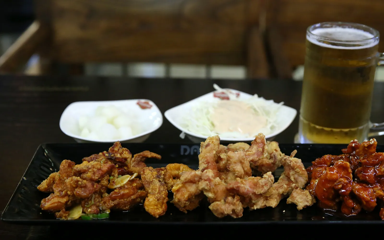 ดักกังจองไก่ทอดเคลือบซอสหวานเผ็ดกรอบเสิร์ฟในถ้วยกระดาษ