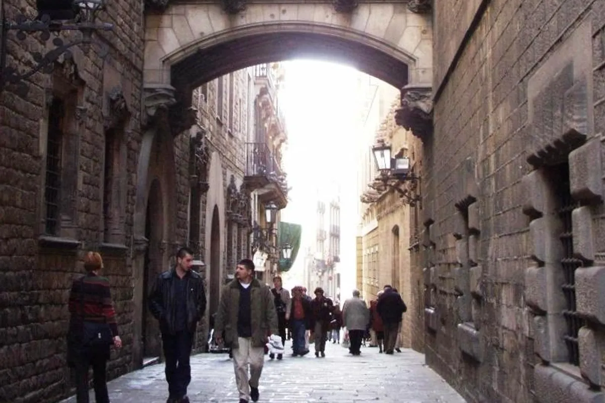 บรรยากาศย่านย่านโกธิก (Barri Gòtic) ในบาร์เซโลนา