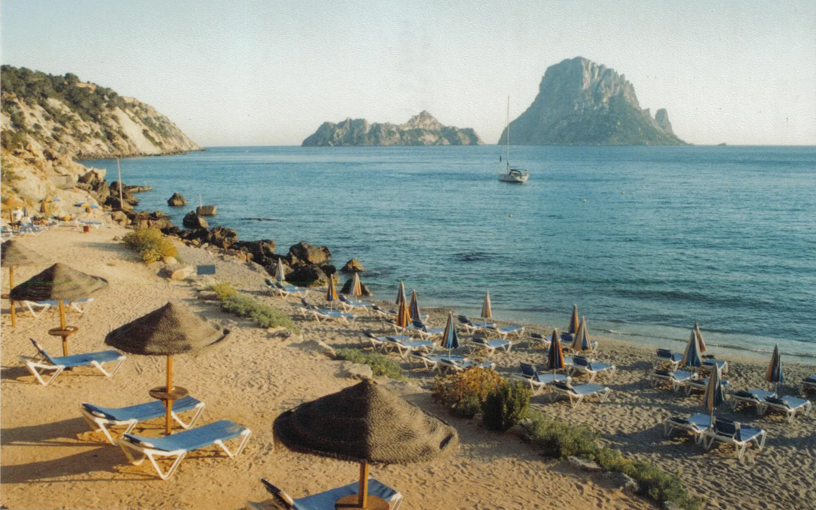 หาด Cala d'Hort ทรายและน้ำใสมองเห็นเกาะหิน Es Vedrà อยู่ไกล ๆ