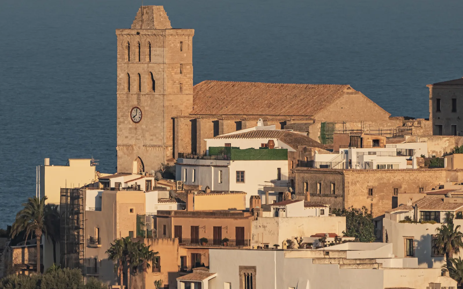 หอระฆังและด้านหน้ามหาวิหาร Santa Maria d'Eivissa บนยอด Dalt Vila
