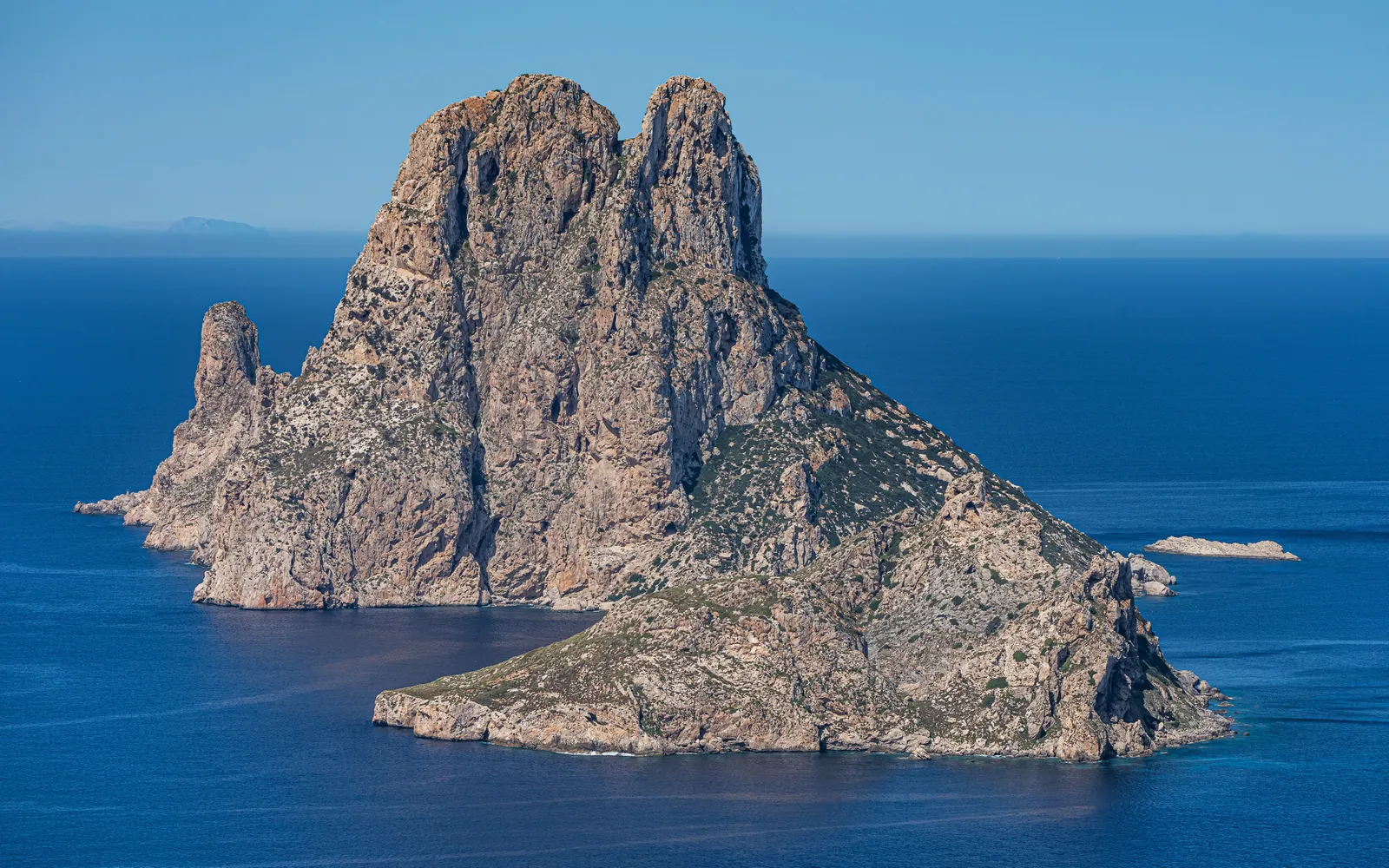 เกาะหิน Es Vedrà ตั้งโดดเด่นกลางทะเลนอกชายฝั่งอิบิซา