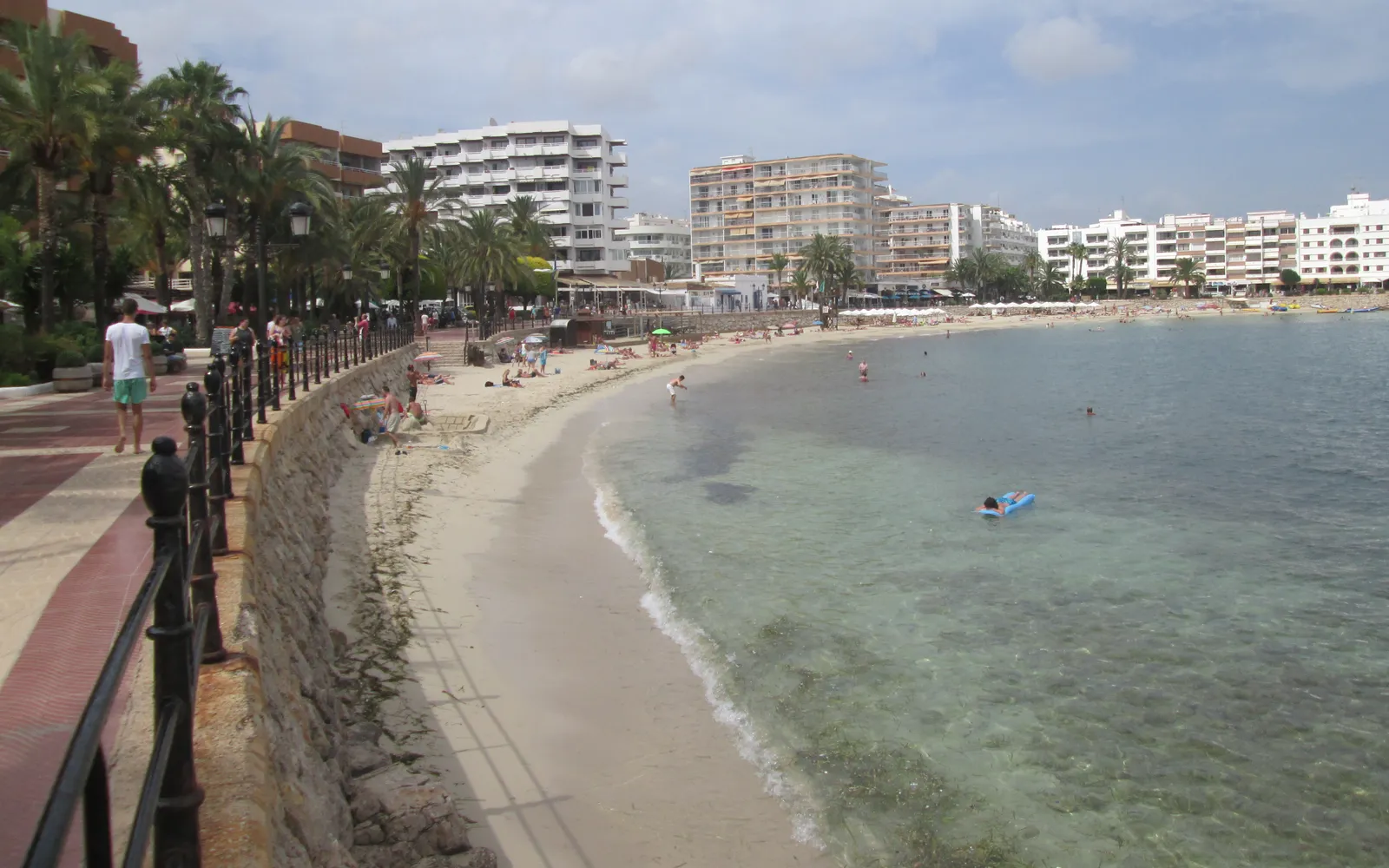 บรรยากาศชายหาดและเมือง Santa Eulària des Riu ใกล้ตลาดฮิปปี้ Es Canar