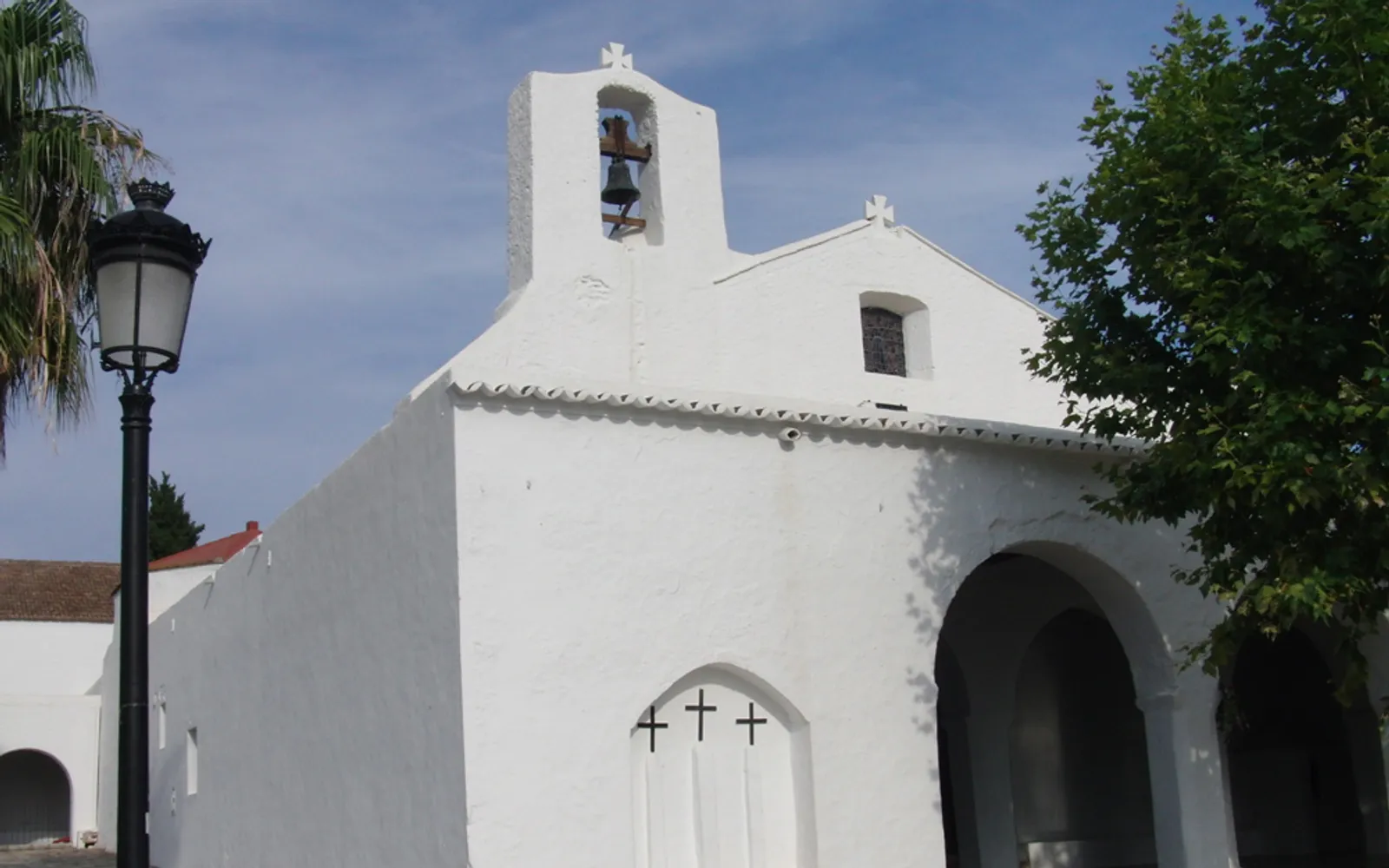 โบสถ์สีขาวของหมู่บ้าน Sant Carles de Peralta กลางชนบทอิบิซา