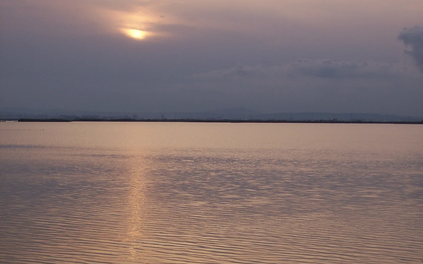 พระอาทิตย์ตกสะท้อนผิวน้ำทะเลสาบ Albufera ใกล้บาเลนเซีย