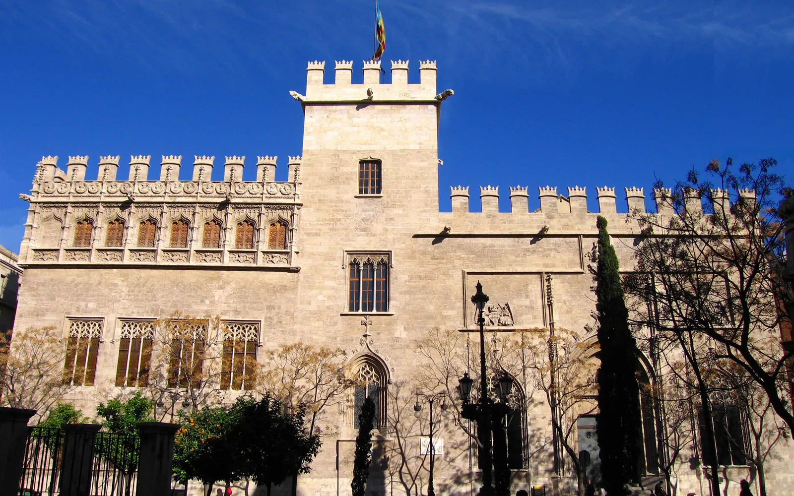 ด้านหน้าอาคารโกธิก Llotja de la Seda ในบาเลนเซีย