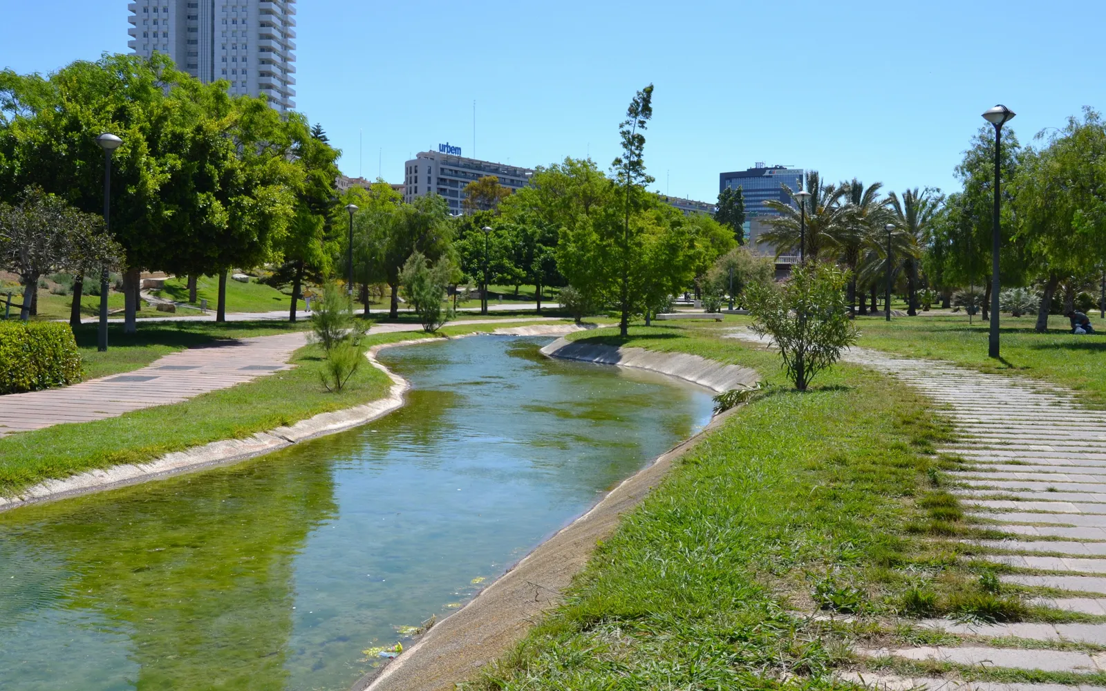 สวนสาธารณะ Turia สีเขียวกลางเมืองบาเลนเซียกับสะพานเก่า