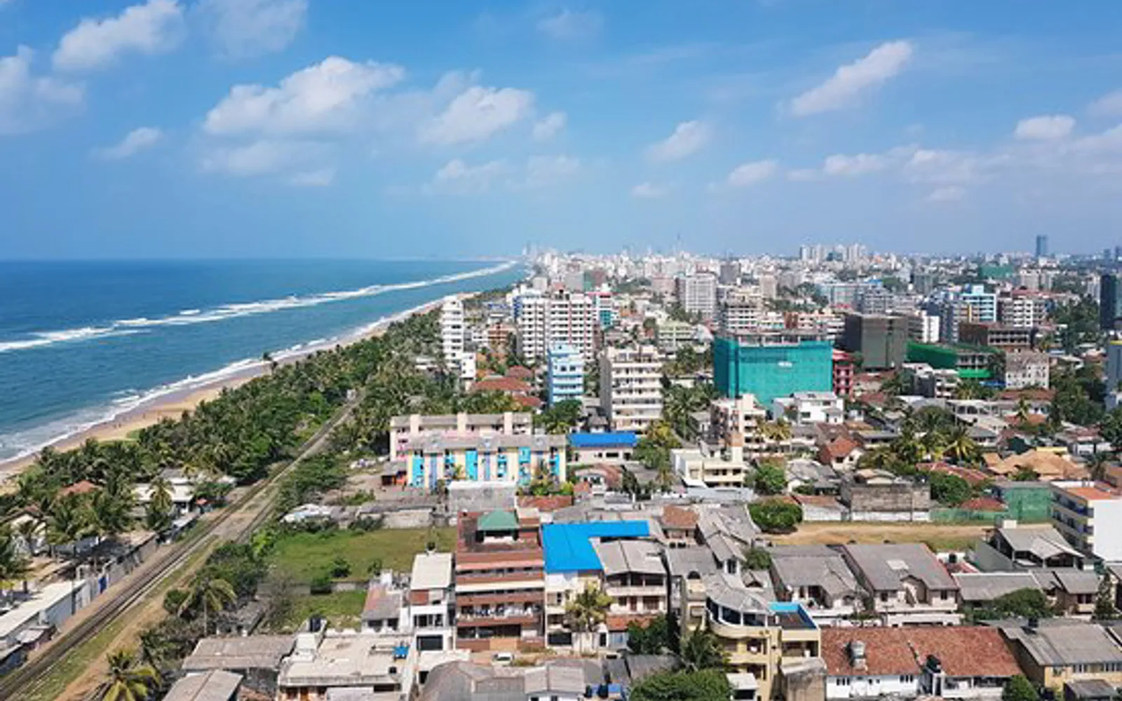 หาดเมาท์ลาวิเนียชายหาดยอดนิยมทางใต้ของโคลัมโบ
