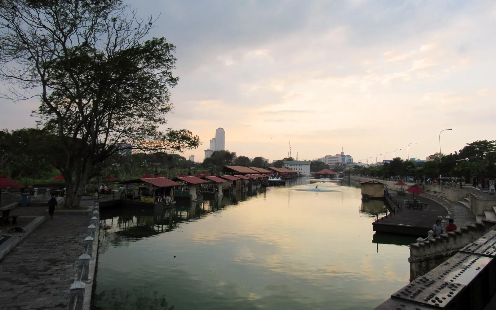 ตลาดเพตตาห์ย่านการค้าเก่าแก่ที่คึกคักของโคลัมโบ