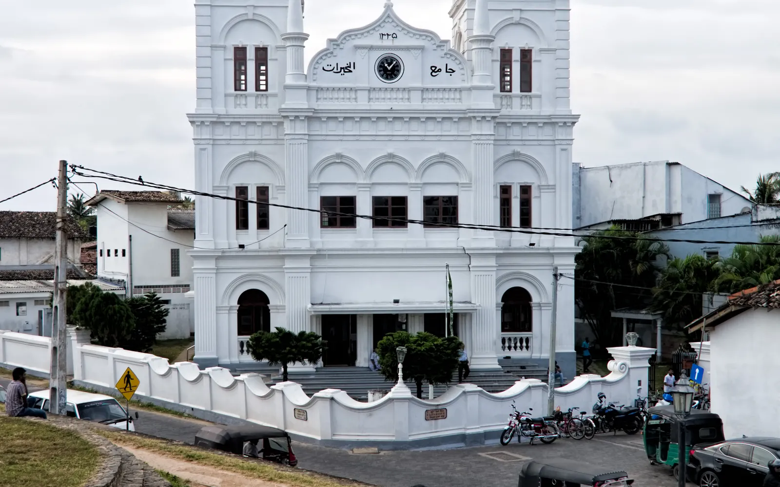 มัสยิดมีรานจุมมาสีขาวใกล้ประภาคารกอลล์