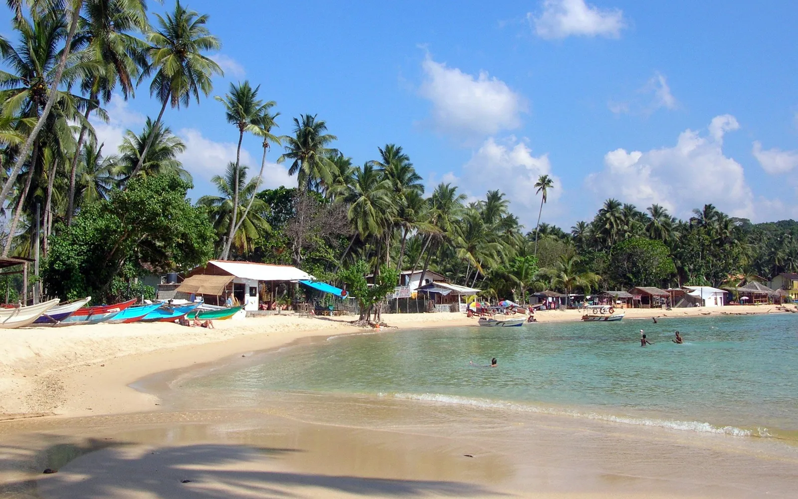 หาดทรายโค้งและน้ำทะเลใสที่อุนาวาทูนา