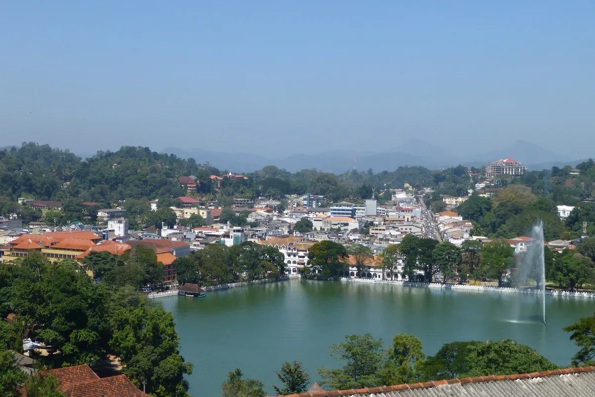 บรรยากาศย่านริมทะเลสาบแคนดี (Kandy Lake) ในแคนดี