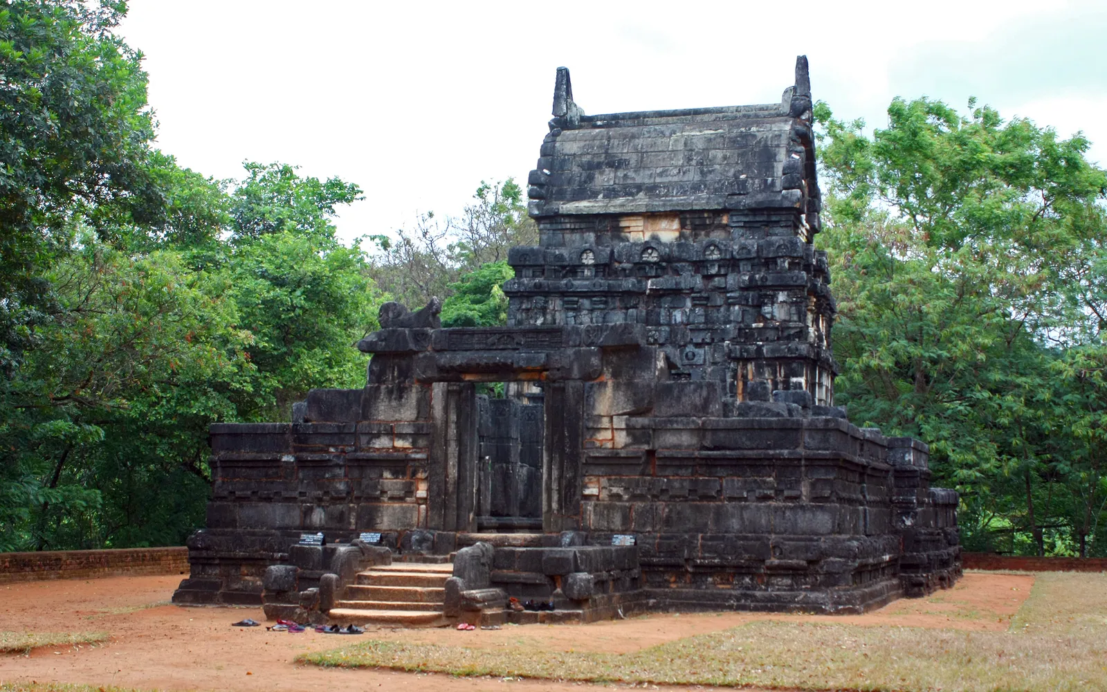วิหารหินโบราณนาลันทา เกดิเก ริมอ่างเก็บน้ำ