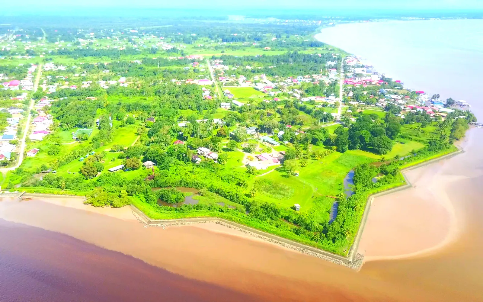 ที่เที่ยวคอมเมไวน์ 2026 — 10 จุดห้ามพลาด ป้อมเก่า ไร่อาณานิคม และโลมาแม่น้ำ