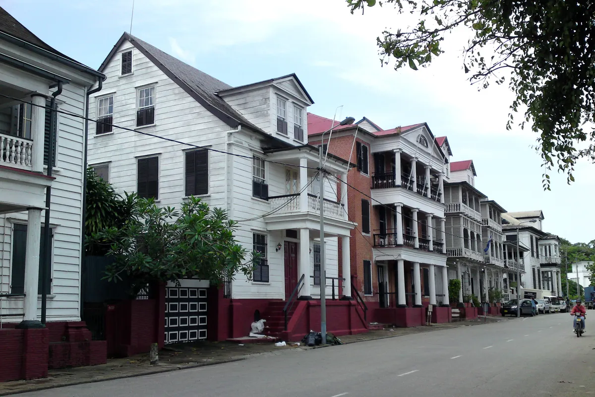 บรรยากาศย่านWaterkant ในปารามาริโบ