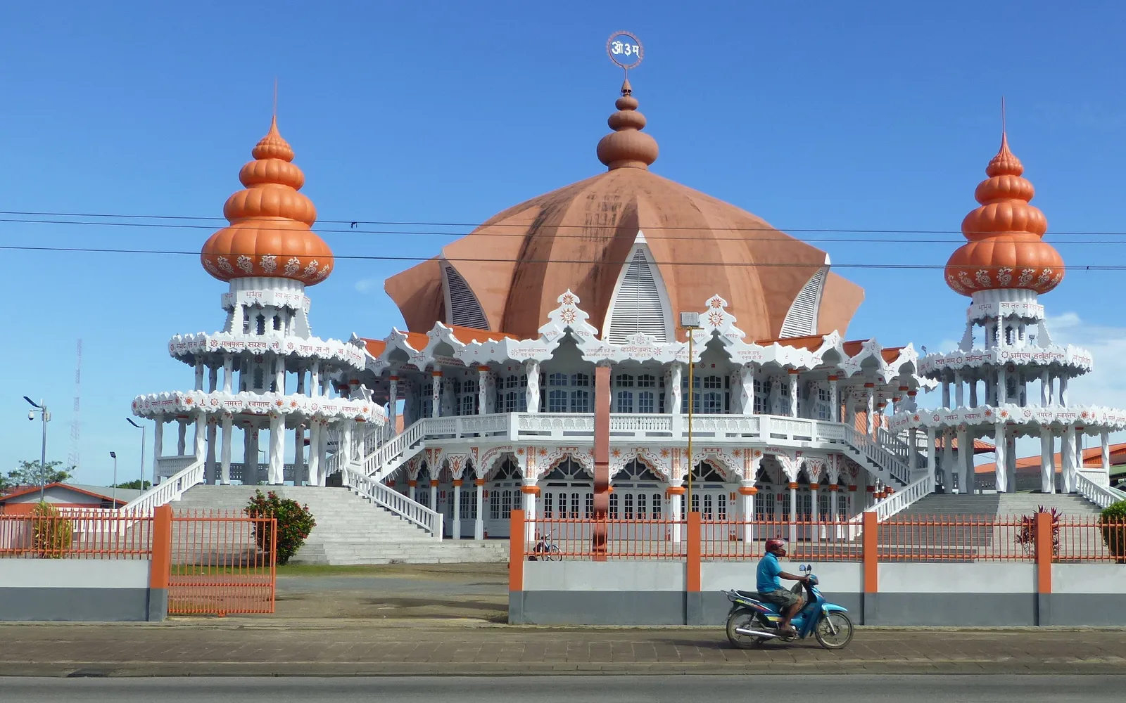 วัดฮินดูอารยา เดวาเกอร์ มันดิร์ที่ใหญ่ที่สุดในซูรินาม