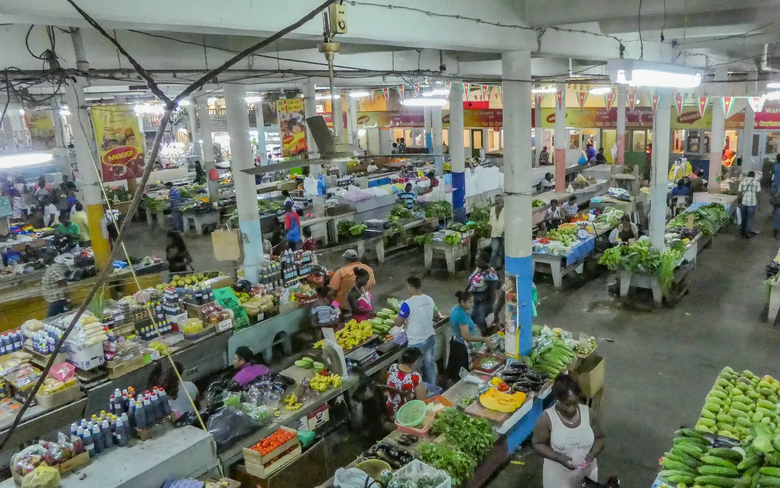 ตลาดกลางปารามาริโบ ตลาดสองชั้นริมแม่น้ำ