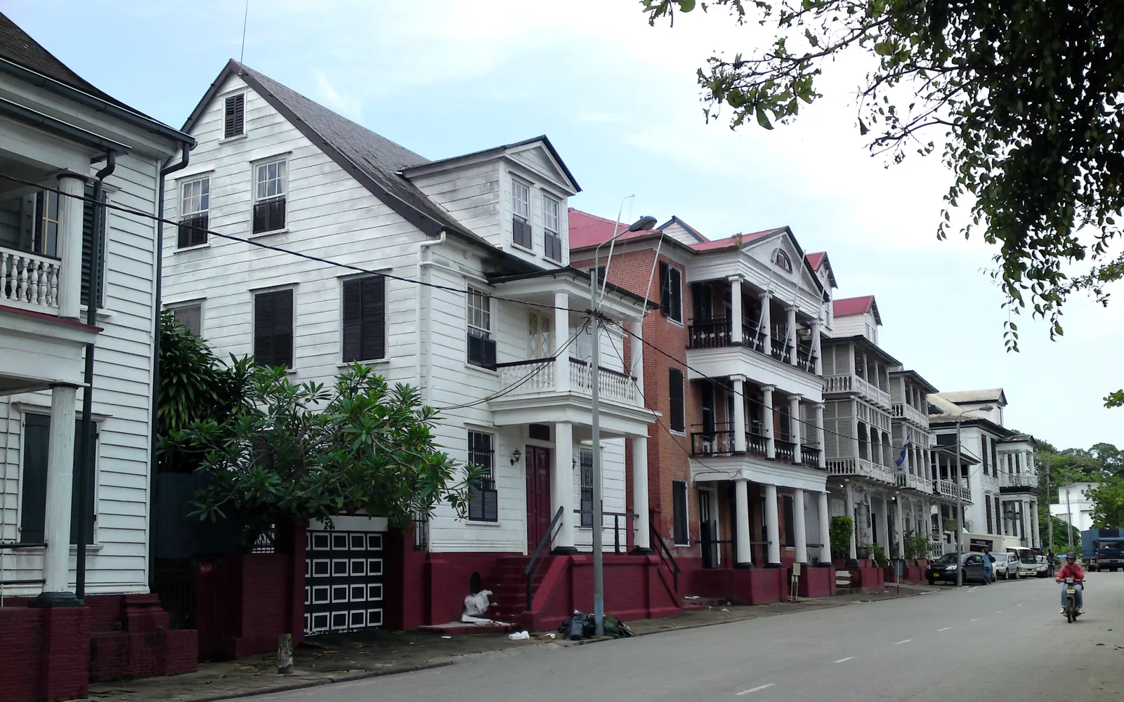 ถนน Waterkant ริมแม่น้ำซูรินามในปารามาริโบ