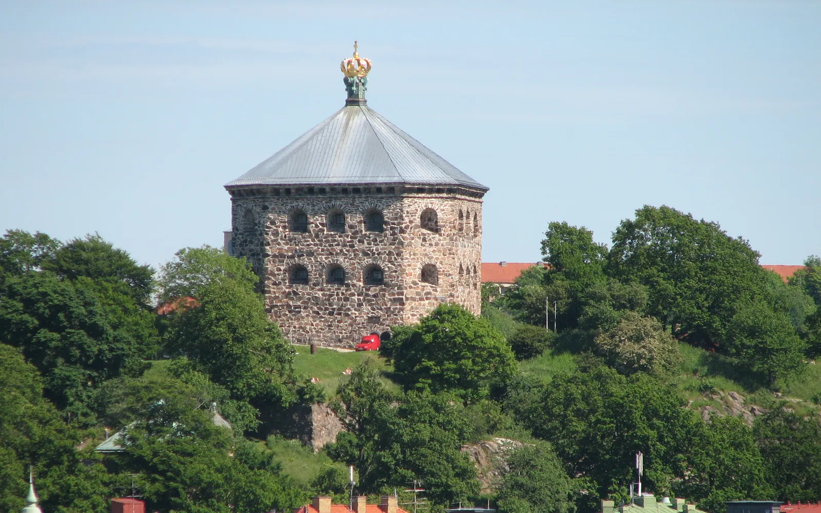 ป้อมปราการ Skansen Kronan บนเนินเขาในย่าน Haga