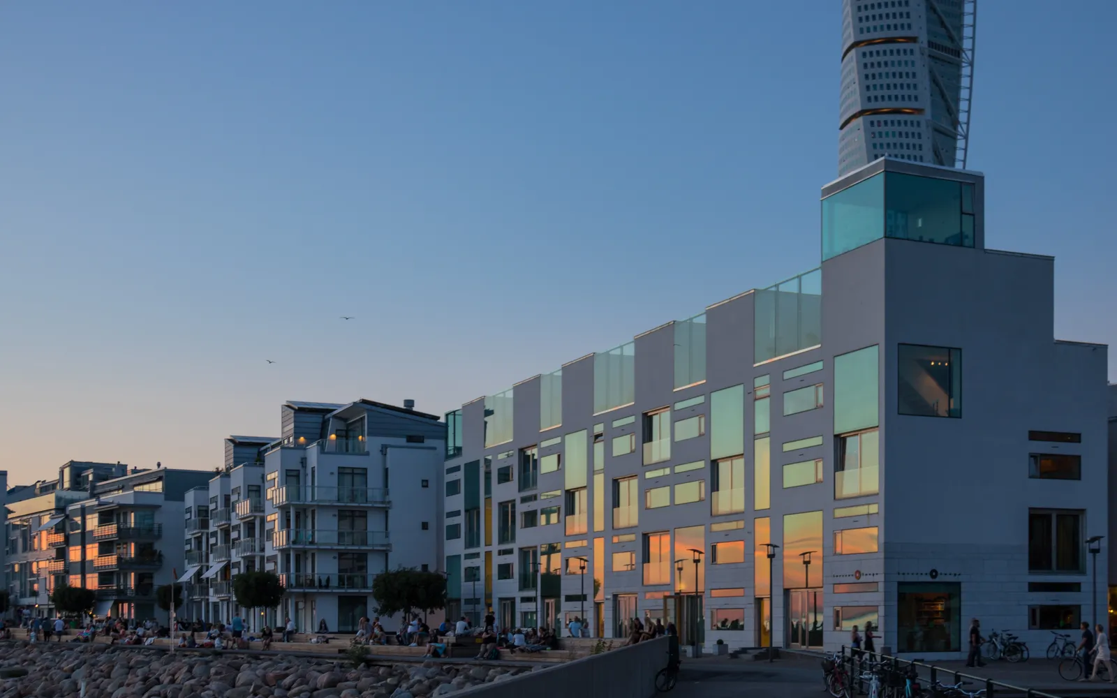 ย่านท่าเรือตะวันตกริมน้ำยามเย็นกับตึก Turning Torso
