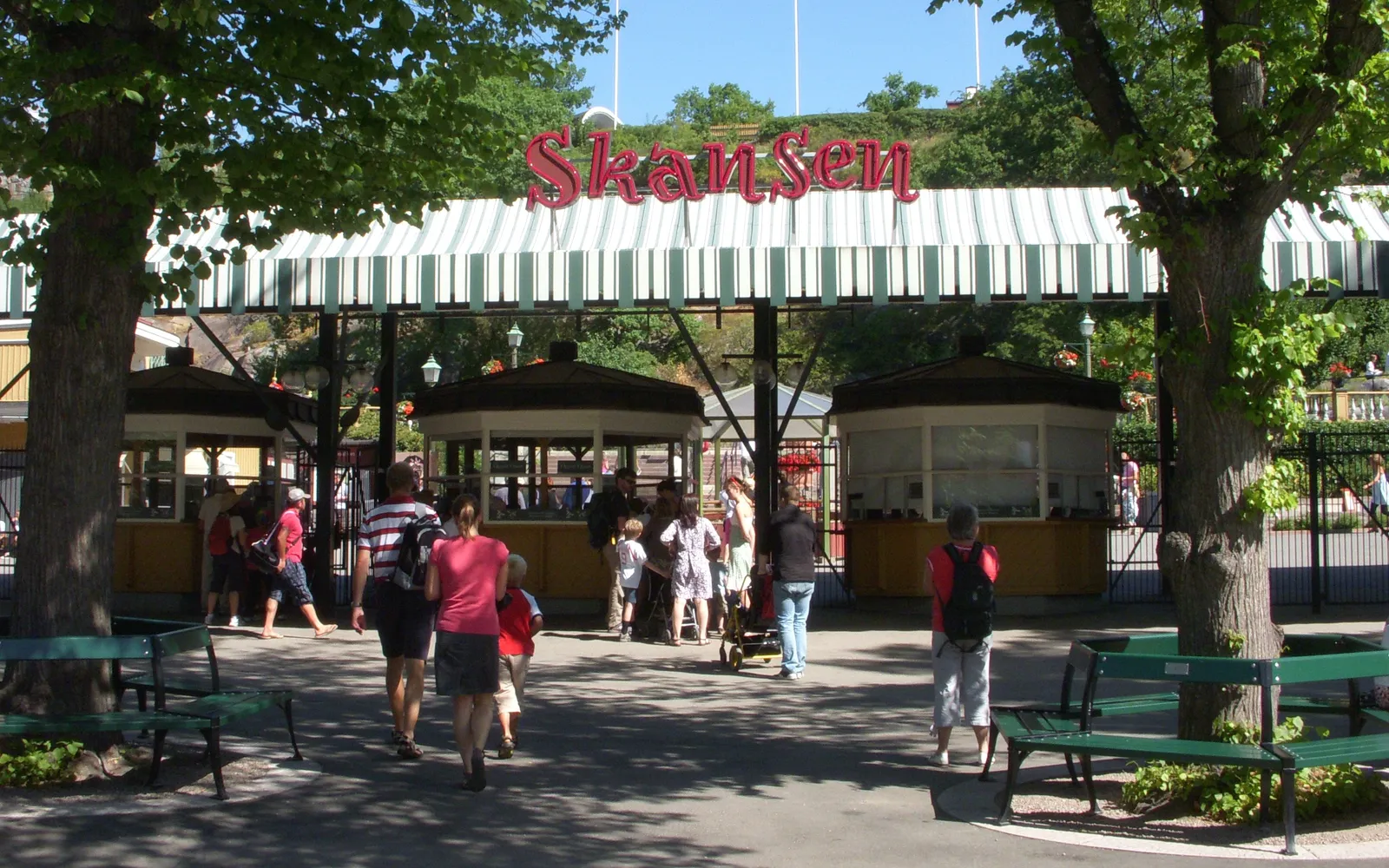 บ้านไม้สวีเดนโบราณและสวนกลางแจ้งในพิพิธภัณฑ์ Skansen สตอกโฮล์ม