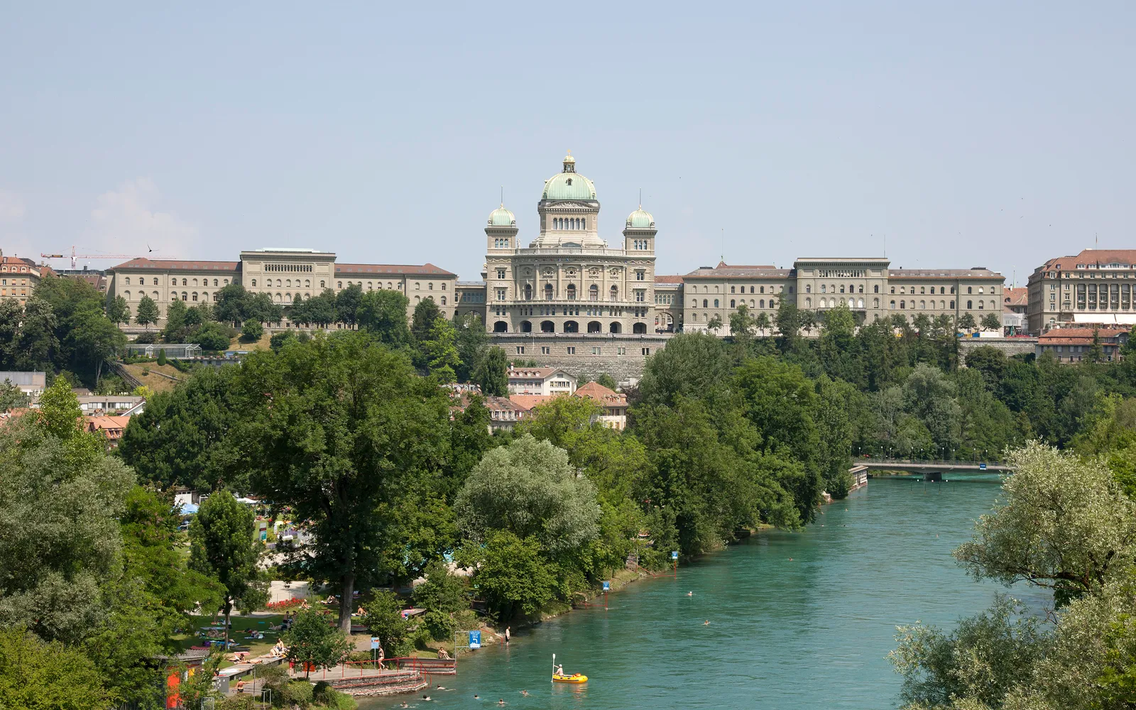 อาคารรัฐสภาสวิสโดมเขียวใหญ่ทอดสง่าเหนือจัตุรัส Bundesplatz ด้านหน้ามีน้ำพุดาดฟ้า 26 สายตรงกับ 26 รัฐสวิส