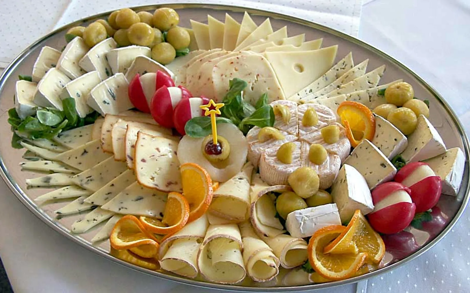 ชีส Vacherin Fribourgeois แว่นกลมสีเหลืองครีม เนื้อนิ่มหอม วางบนกระดานไม้ในร้านชีสท้องถิ่น