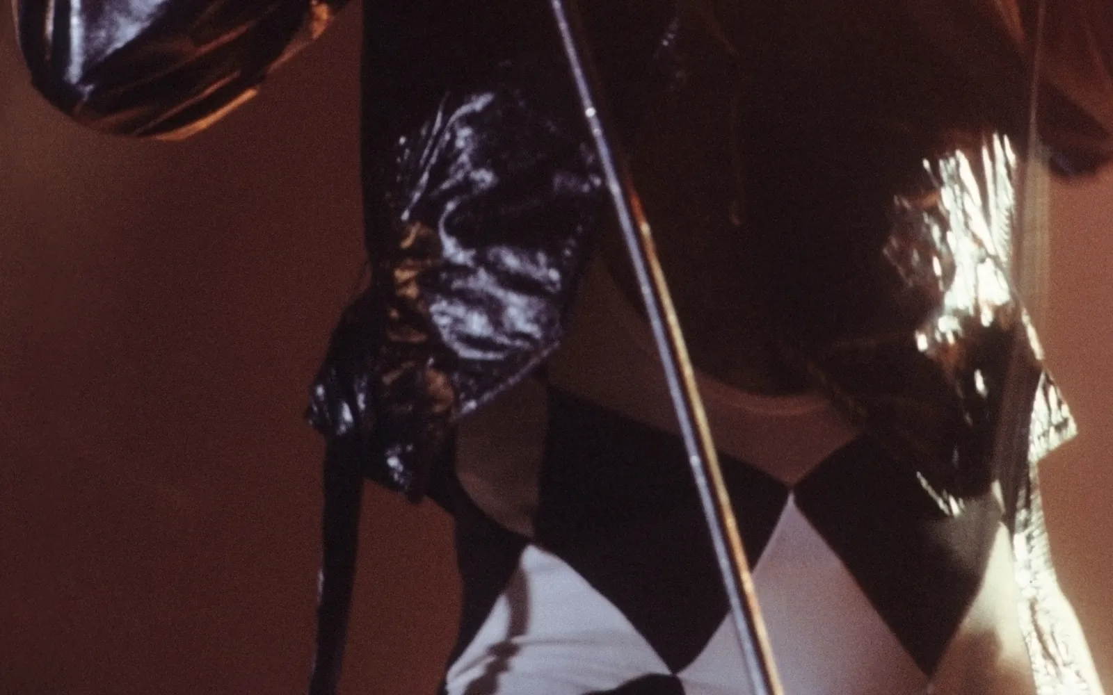 รูปปั้น Freddie Mercury สัมฤทธิ์ขนาดเท่าตัวจริงยืนชูหมัดขึ้นฟ้าริมทะเลสาบเลมัน เสื้อขาดแขนและกางเกงรัดรูปตามสไตล์ไอคอน