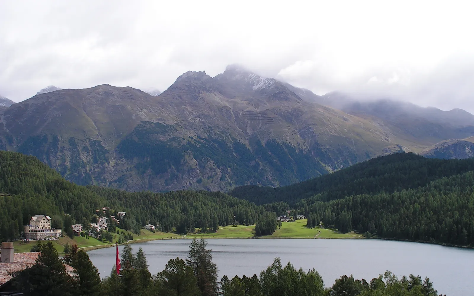 6 ที่เที่ยวเซนต์มอริตซ์ ที่ไม่ควรพลาด — ทะเลสาบใส ภูเขา Piz Nair รถไฟ Bernina และหุบเขา Engadin