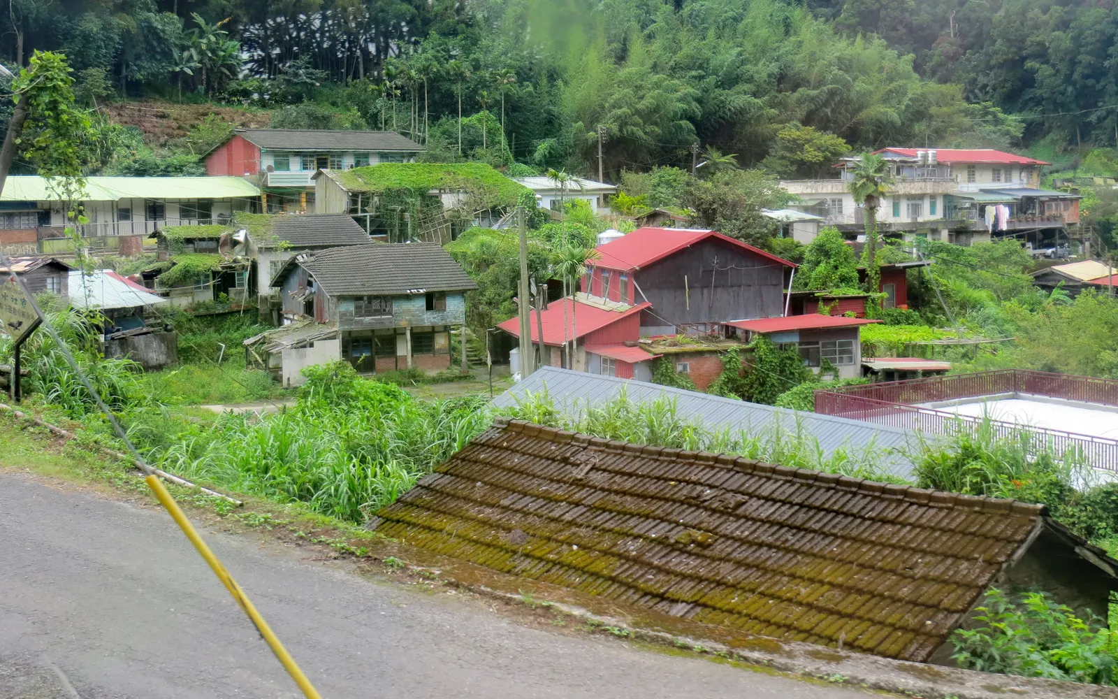 ถนนหินเก่าแก่และร้านค้าประวัติศาสตร์ที่เฝิ่นฉีหู อาลีซาน ไต้หวัน