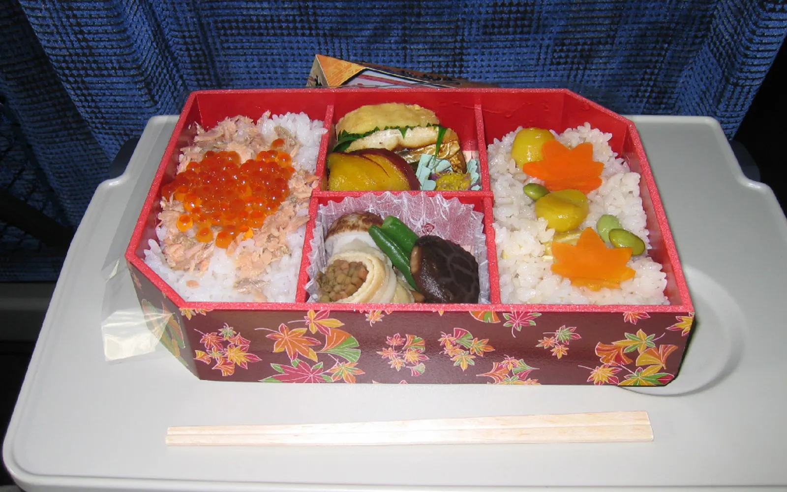 กล่องข้าวไม้รถไฟเฝิ่นฉีหูพร้อมหมูสามชั้น ไข่และผักดอง