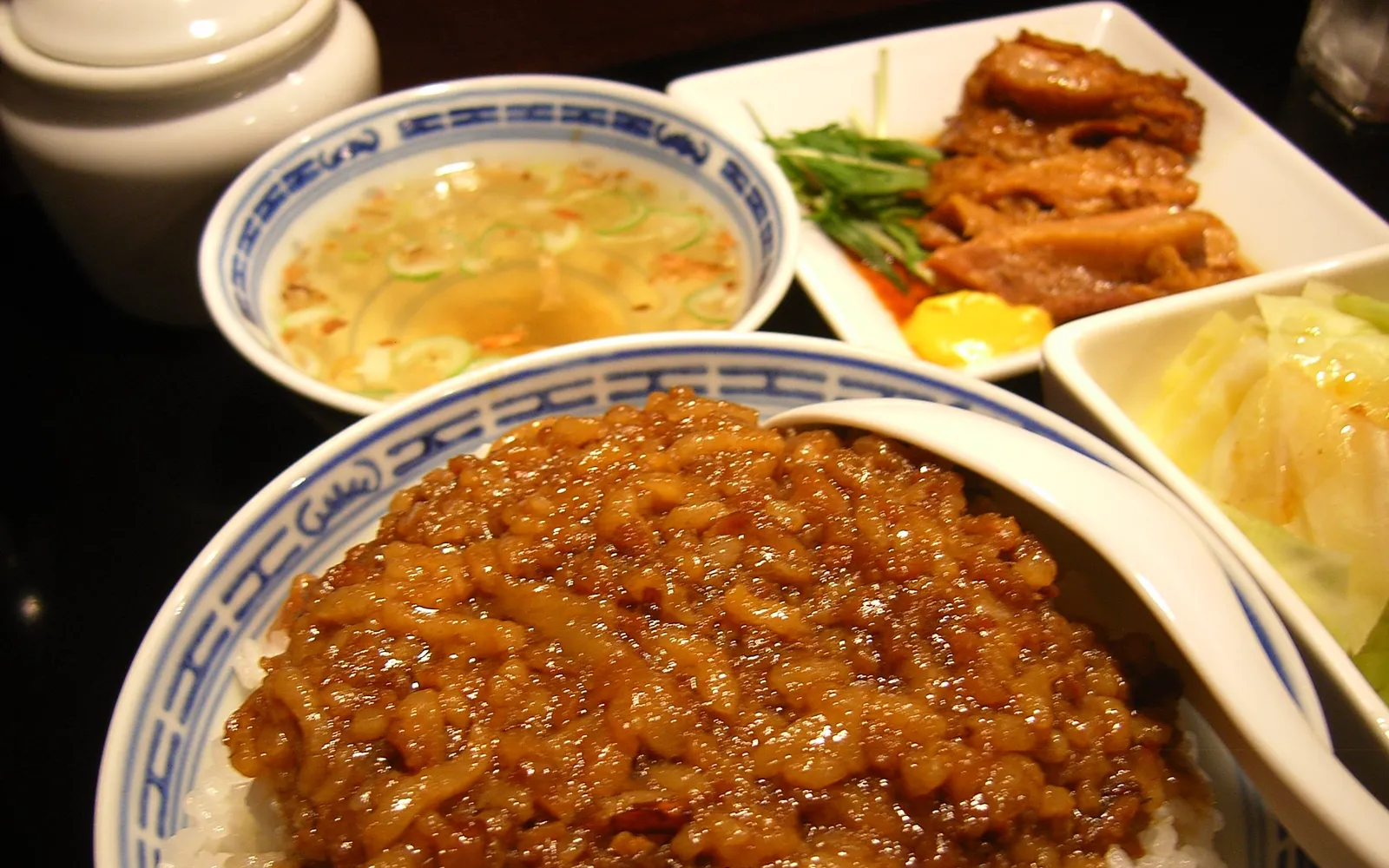 ชามข้าวขาวราดหน้าหมูสามชั้นตุ๋นซีอิ๊วสีน้ำตาลเข้ม หอมกระเทียมเจียว
