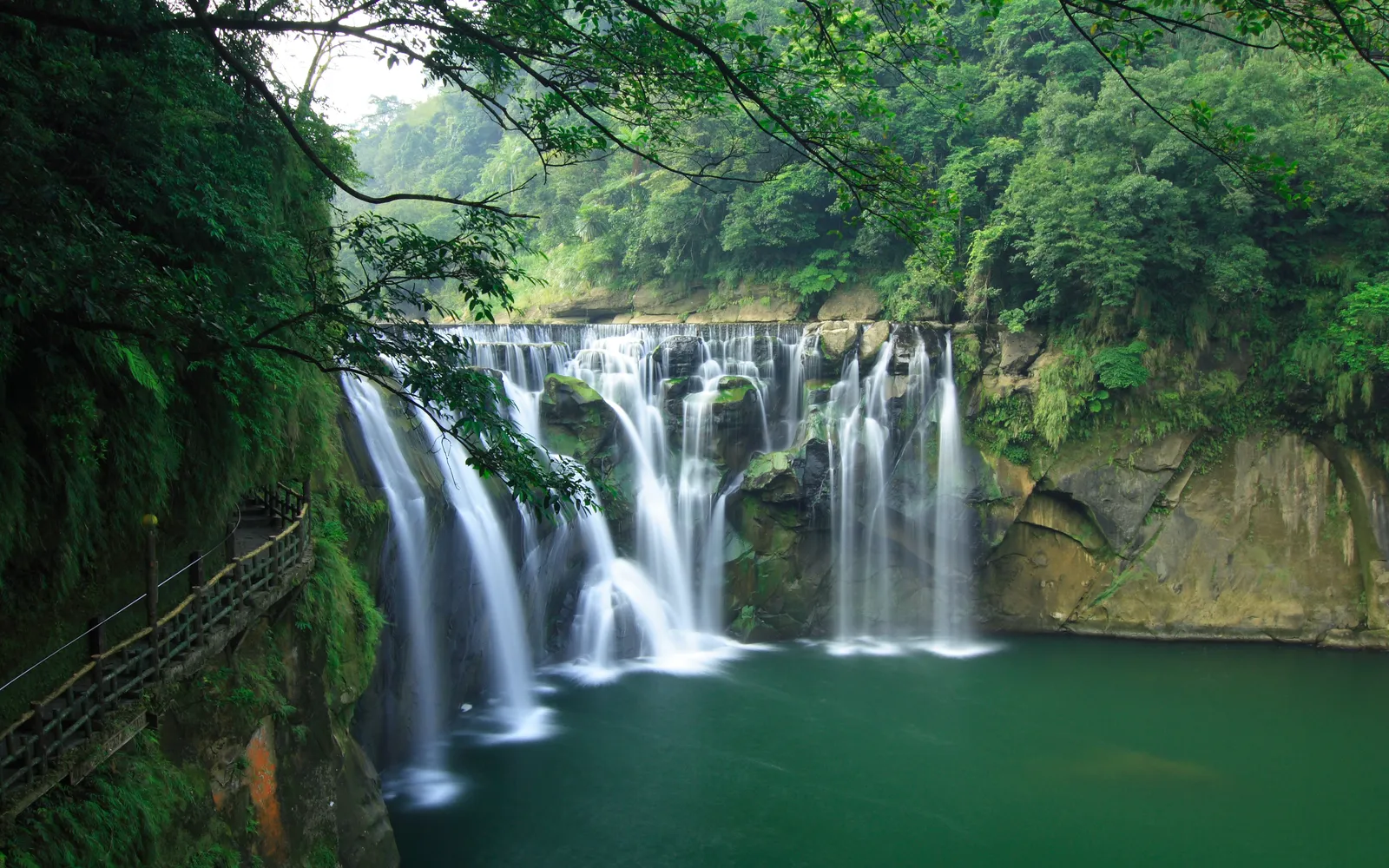 น้ำตกสือเฟิ่นตกจากหน้าผากว้างคล้าย Niagara ลงสระน้ำสีเขียว