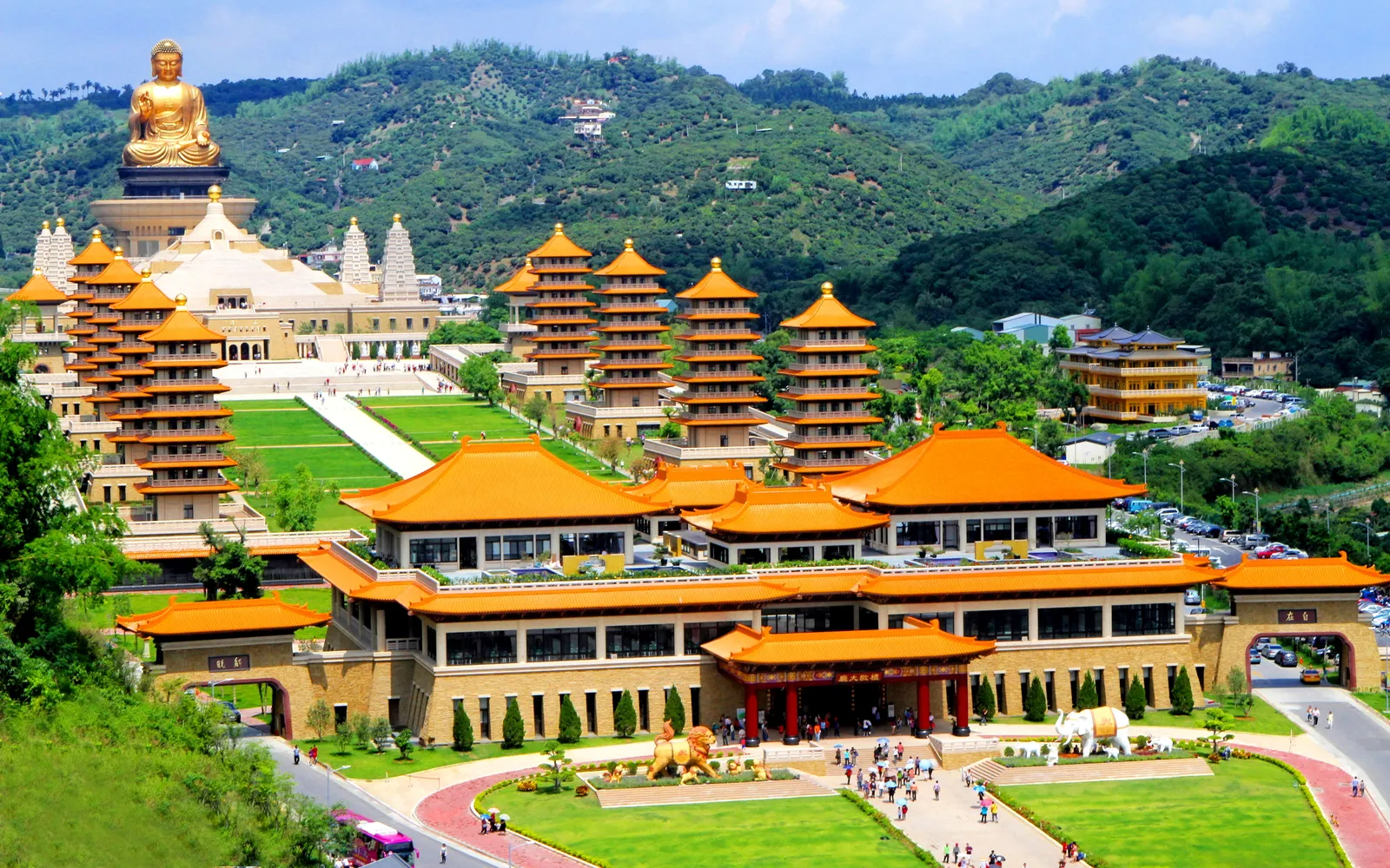 พระพุทธรูปองค์ใหญ่ขนาด 108 เมตรของ Fo Guang Shan ตั้งตระหง่านกลางแจ้ง