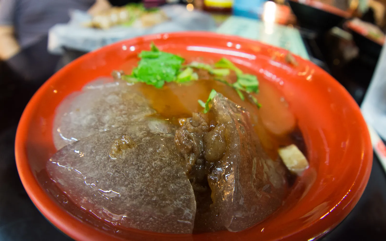 บะหวานแผ่นใสเหนียวหนึบเสิร์ฟพร้อมซอสหวานเผ็ด