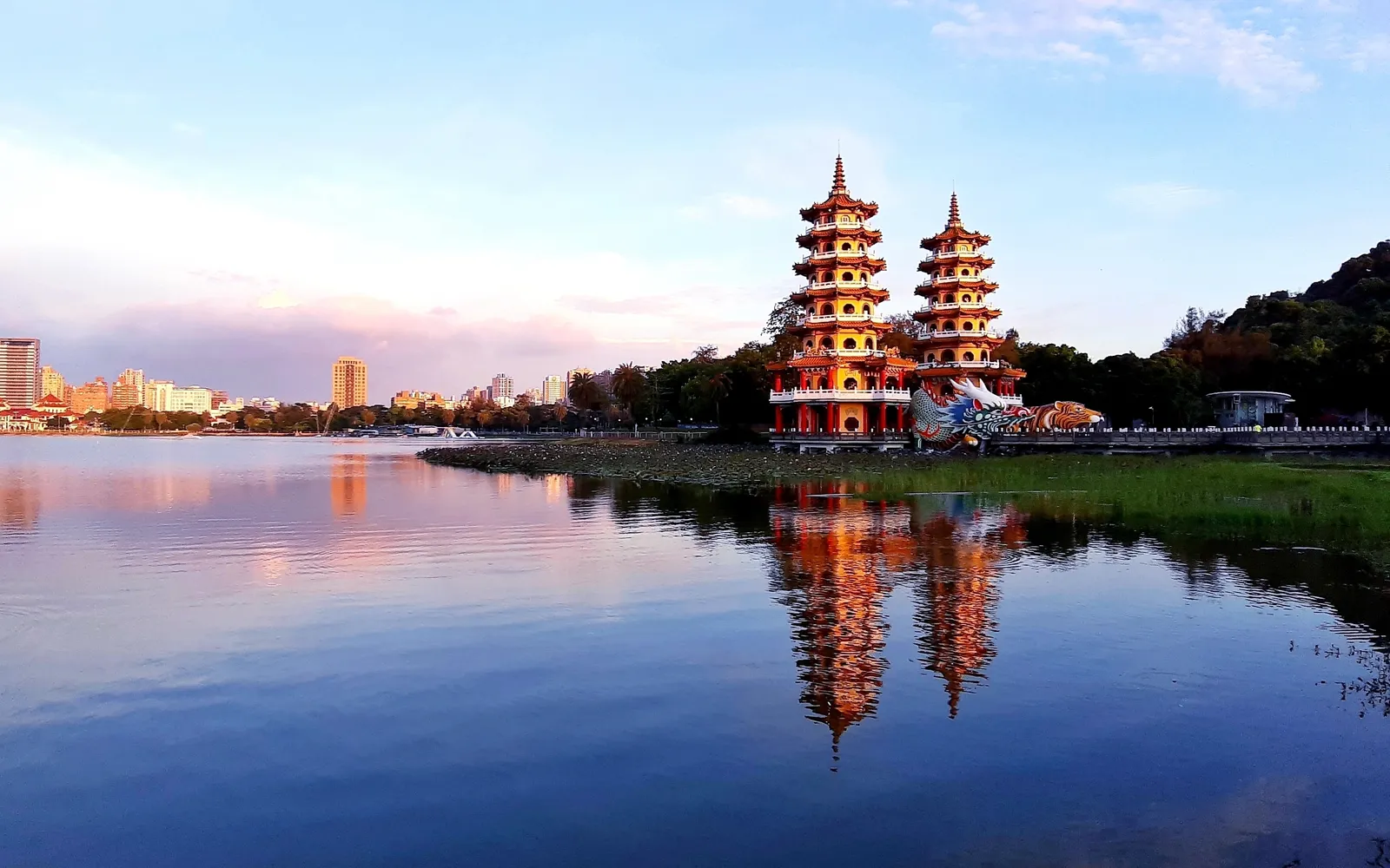 8 ที่เที่ยวเกาสงที่ไม่ควรพลาด — จากท่าเรือสู่วัดมังกรเสือ
