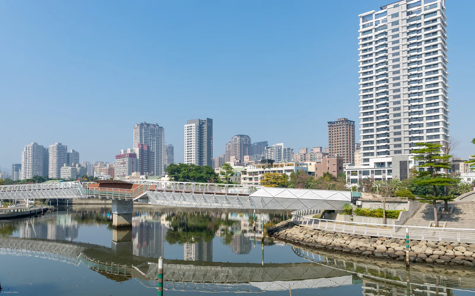 แม่น้ำ Love River ยามค่ำคืน ไฟสะท้อนน้ำสวยงาม มีร้านกาแฟริมน้ำเรียงราย