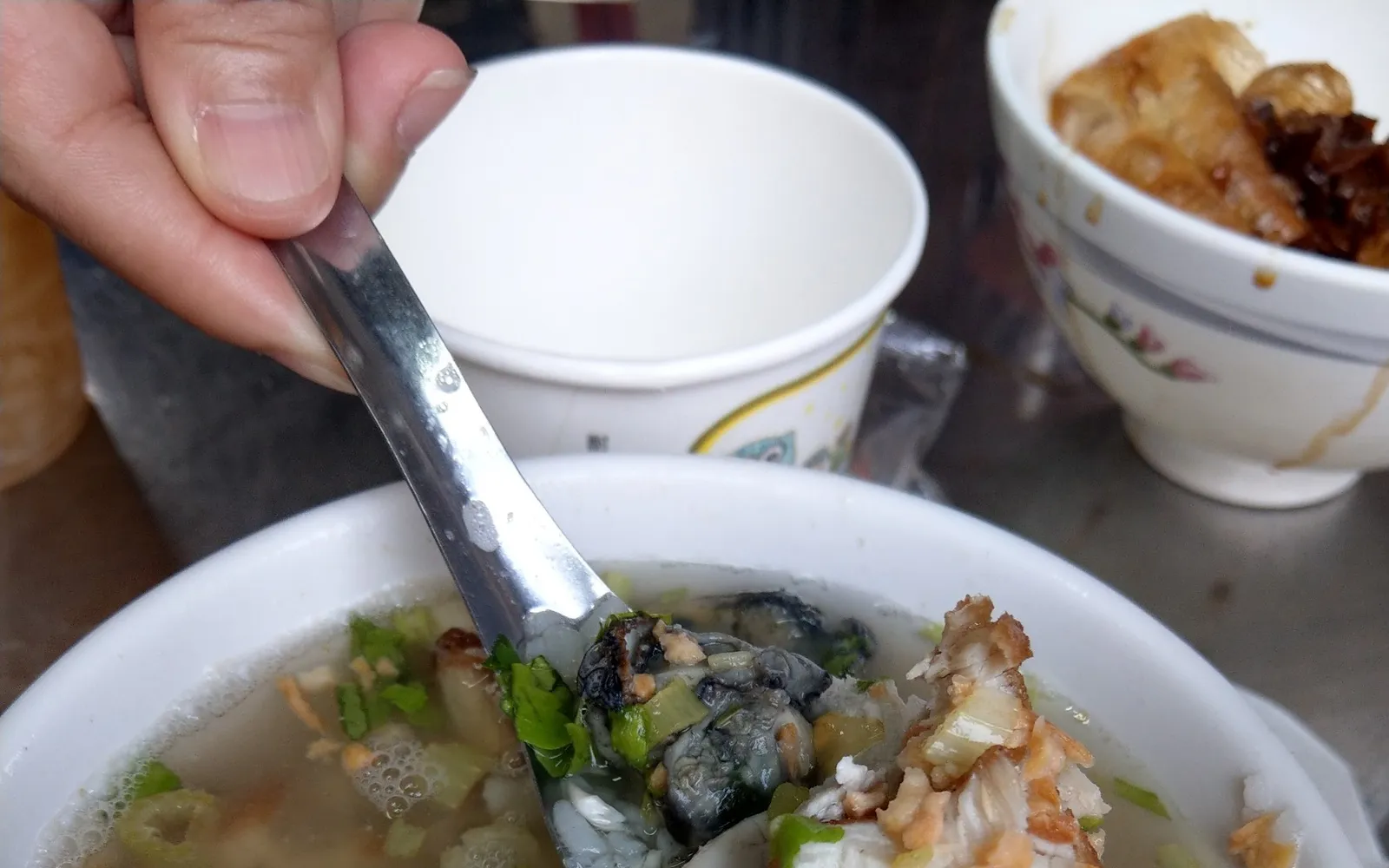 ชามโจ๊กปลาน้ำนมเนื้อปลาขาวนุ่ม ราดน้ำซุปใสหอมๆ ใส่ขิงซอย