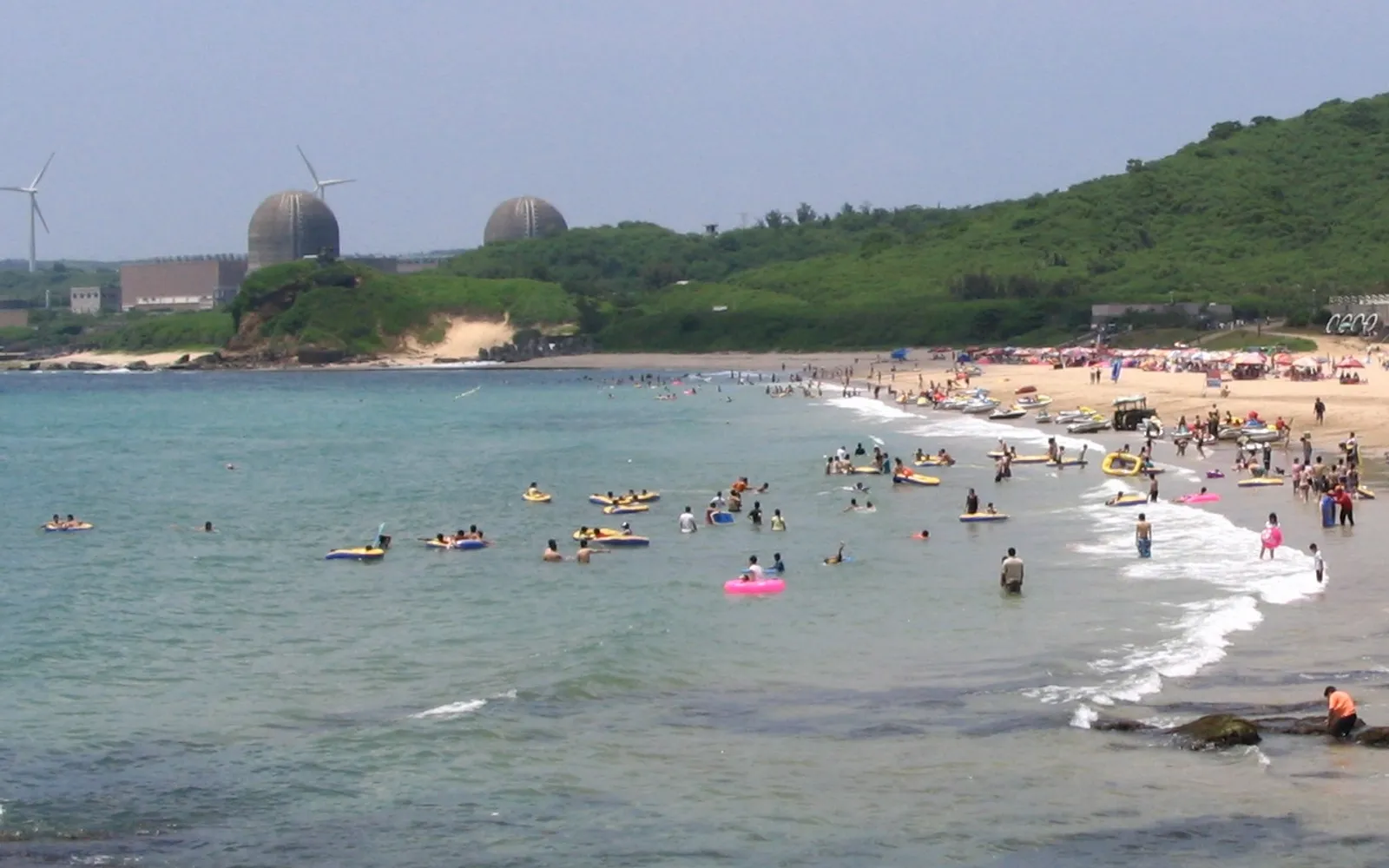 ชายหาดนันวานช่วงยาว 600 เมตร คลาคล่ำด้วยกีฬาทางน้ำและนักท่องเที่ยว