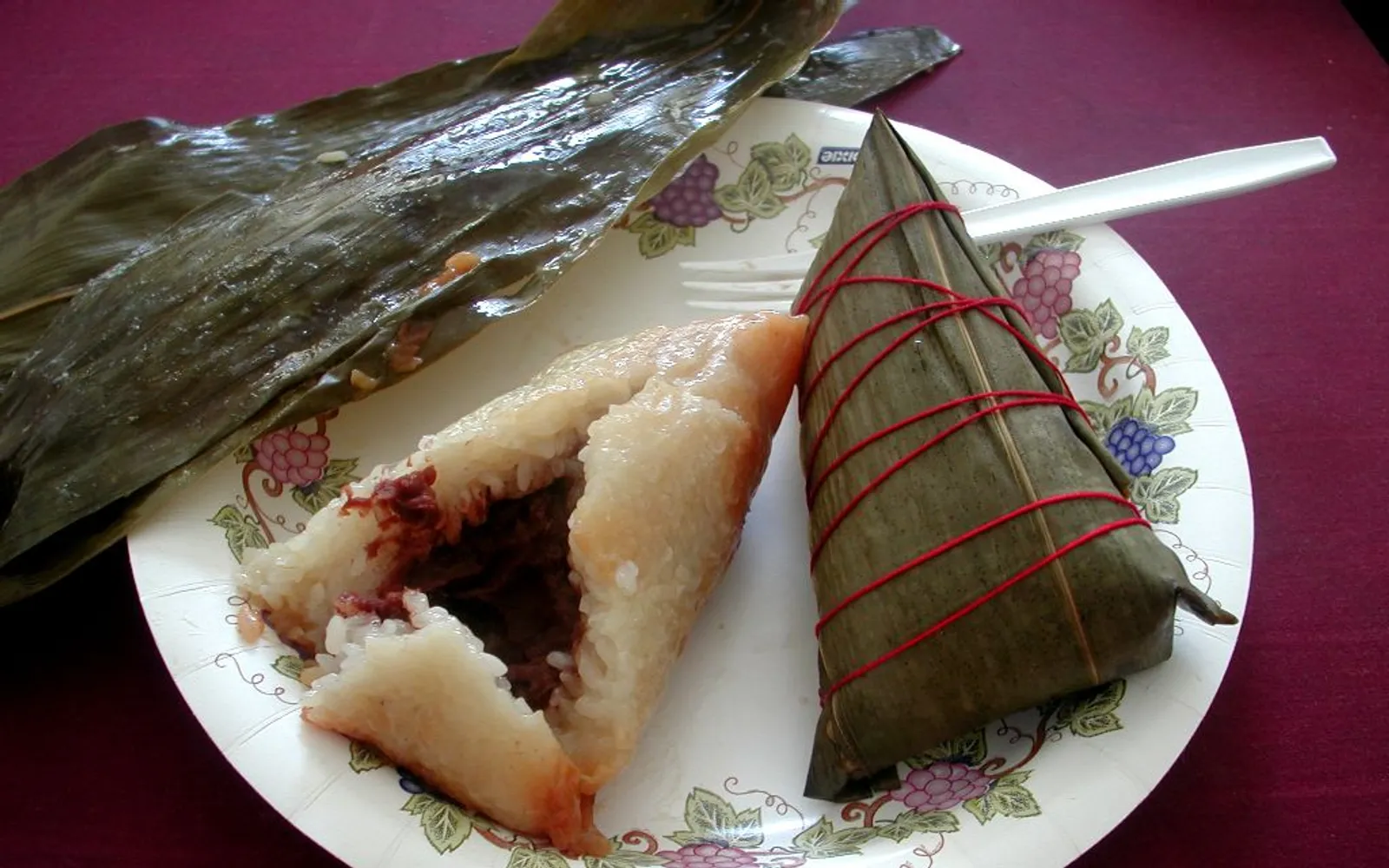 ข้าวในกระบอกไม้ไผ่สดใหม่ควันฉุยๆ เสิร์ฟบนใบตองในบรรยากาศหมู่บ้านพื้นเมือง