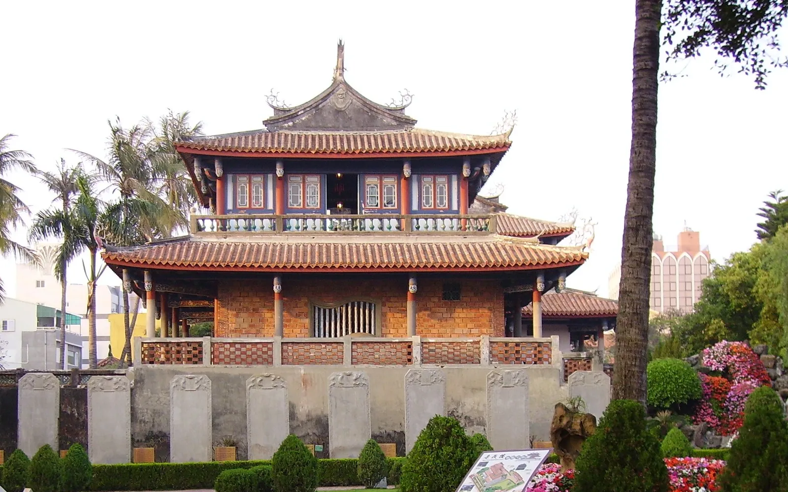 หอฉีกันพร้อมเจดีย์โบราณและสวนด้านหน้า ยามค่ำที่สว่างไสว
