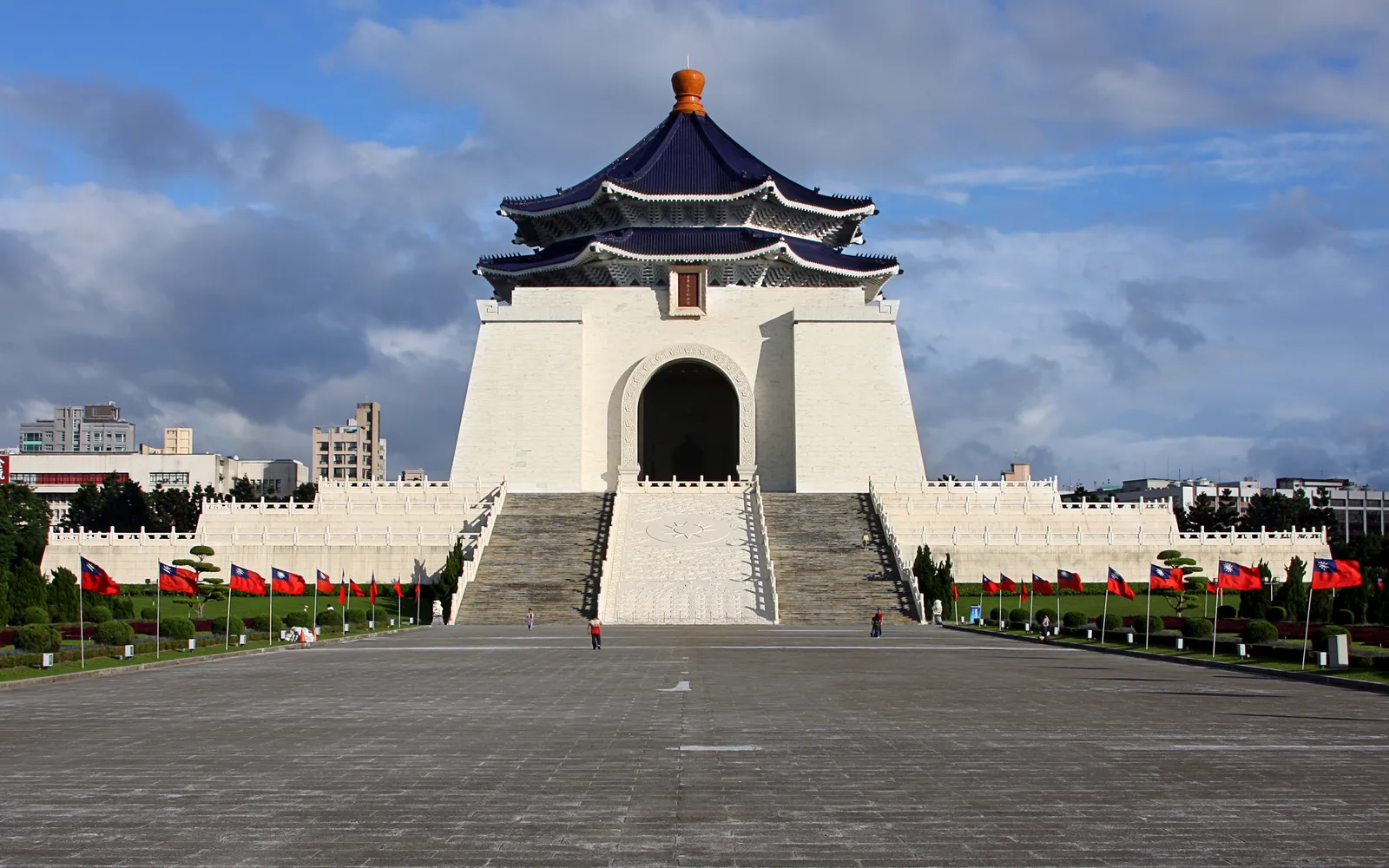 อนุสรณ์สถานเจียงไคเช็ก อาคารสีขาวหลังคาสีน้ำเงิน